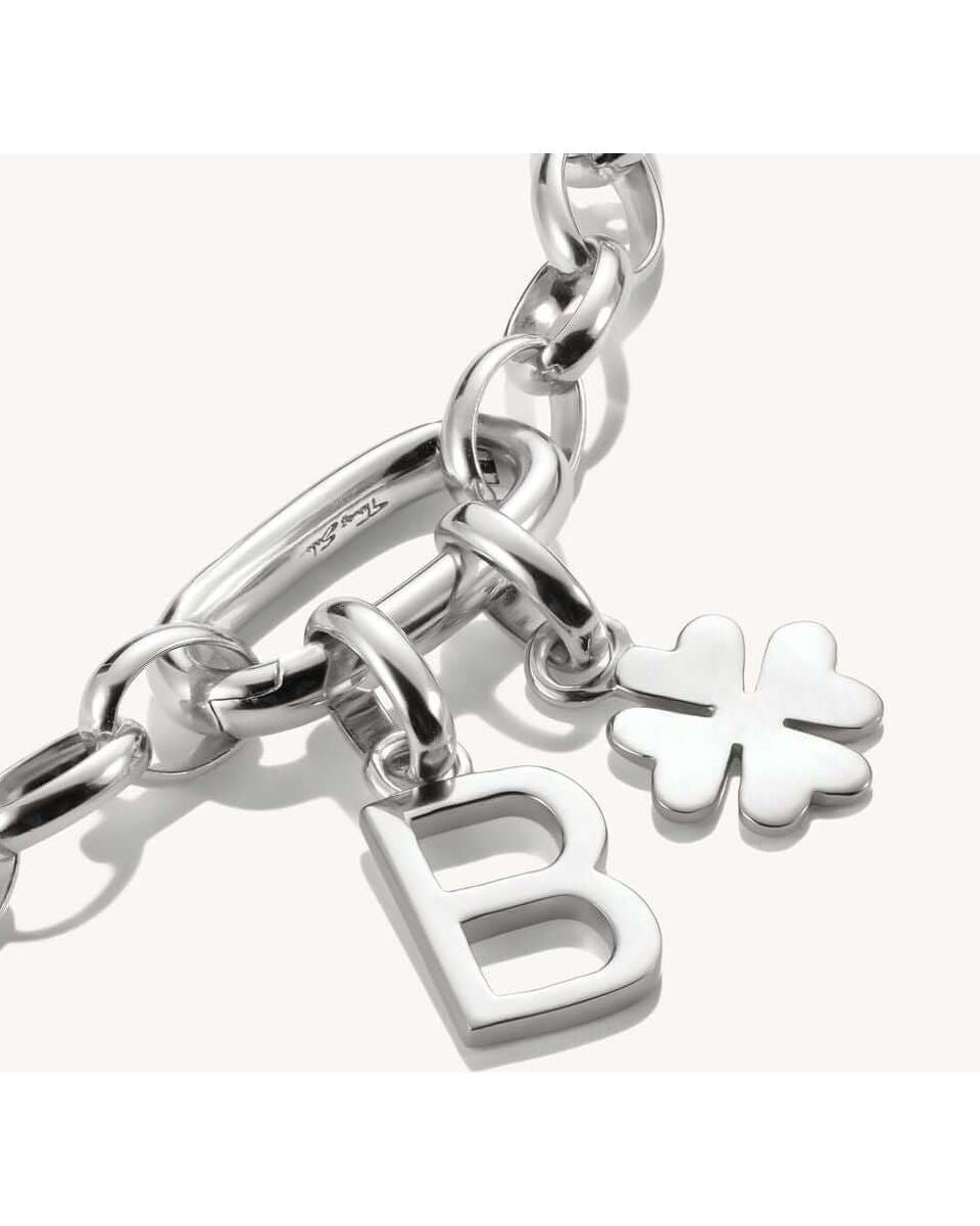Pendentif charm argent en forme de lettre 'B' et symbole floral sur bracelet en argent recyclé