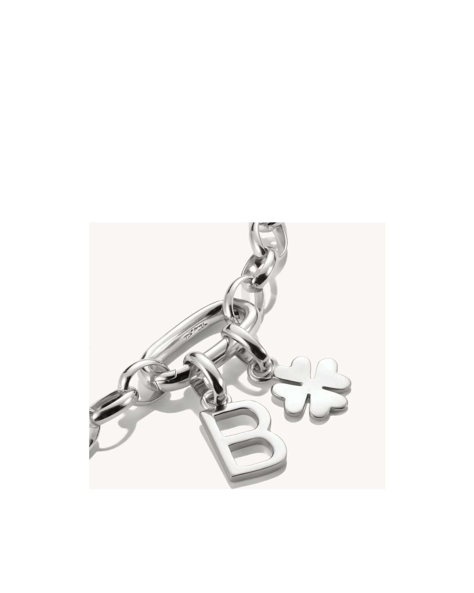 Pendentif charm argent en forme de lettre 'B' et symbole floral sur bracelet en argent recyclé