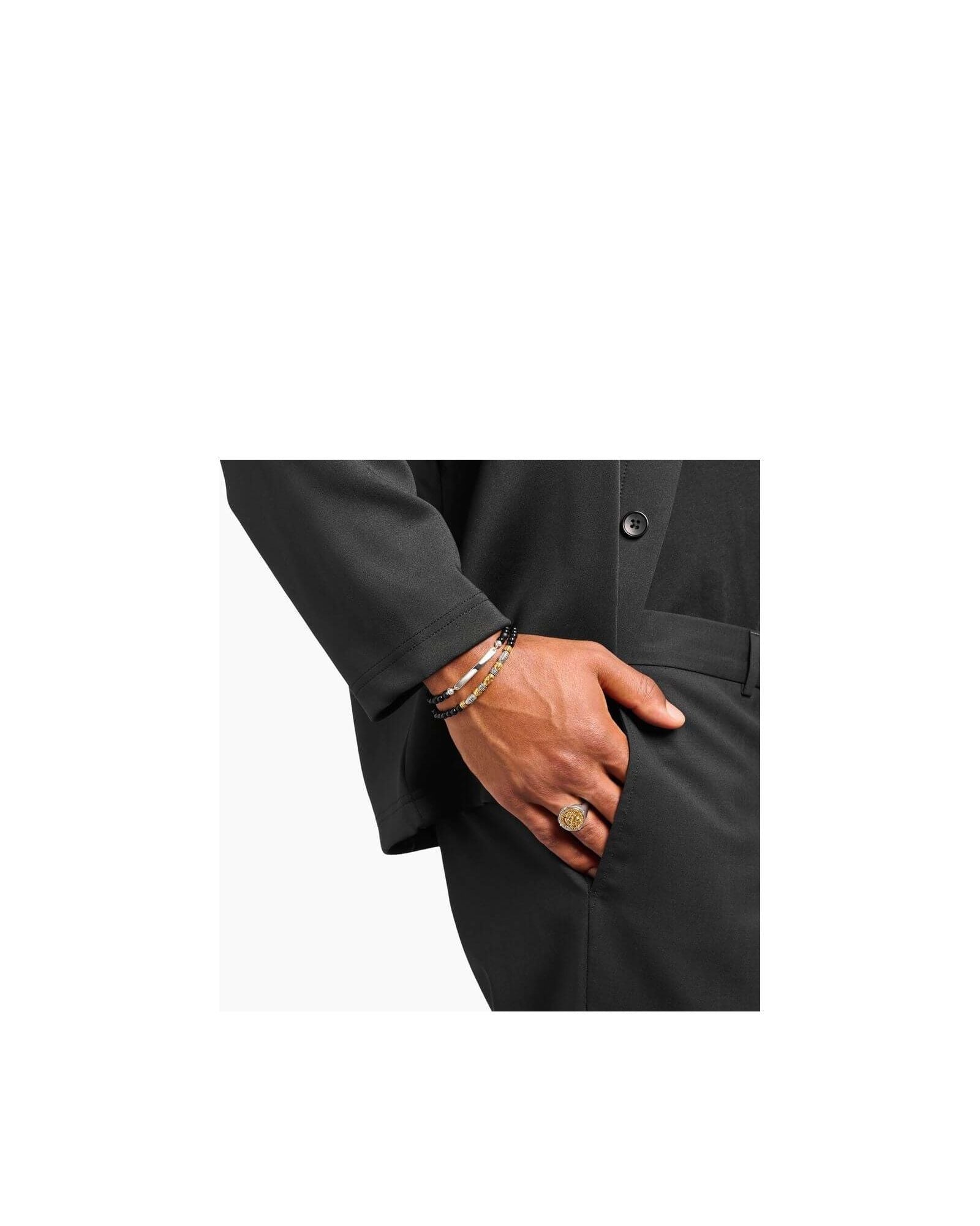 Homme portant un bracelet à graver en obsidienne avec un costume élégant, ajoutant une touche de sophistication.
