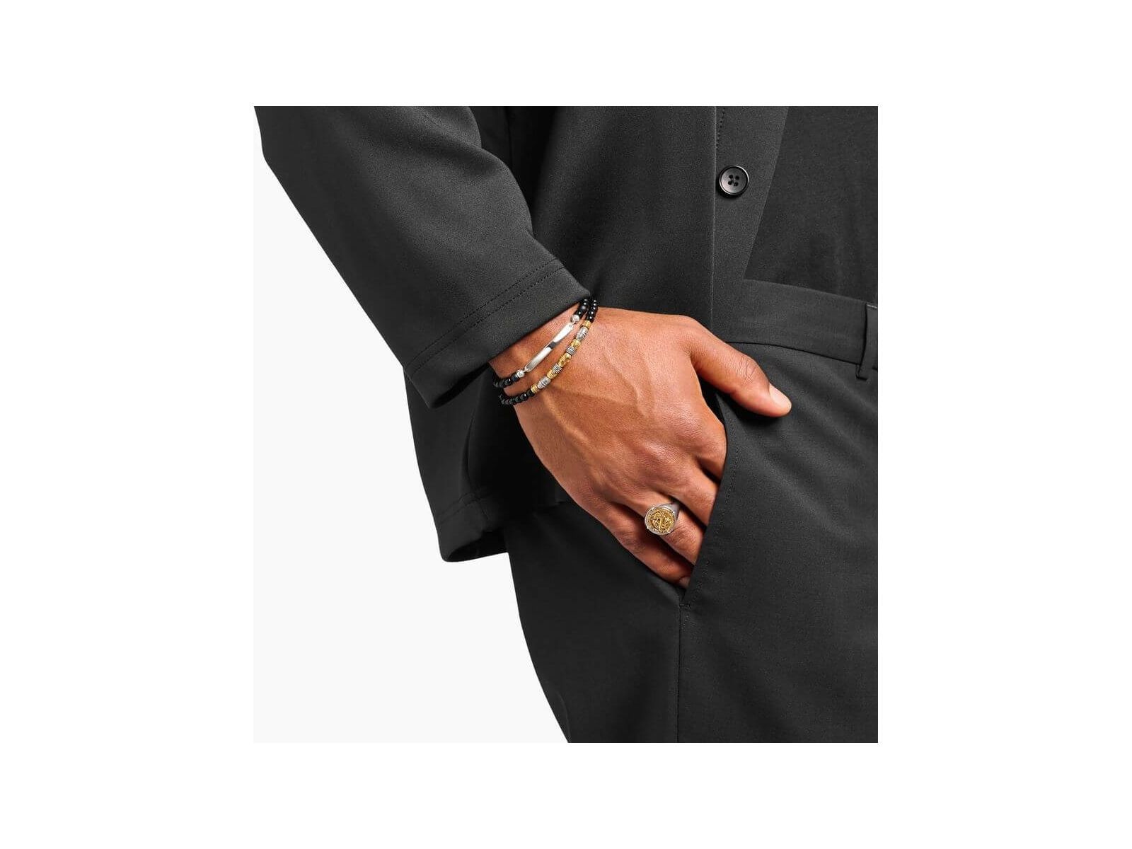 Homme portant un bracelet à graver en obsidienne avec un costume élégant, ajoutant une touche de sophistication.