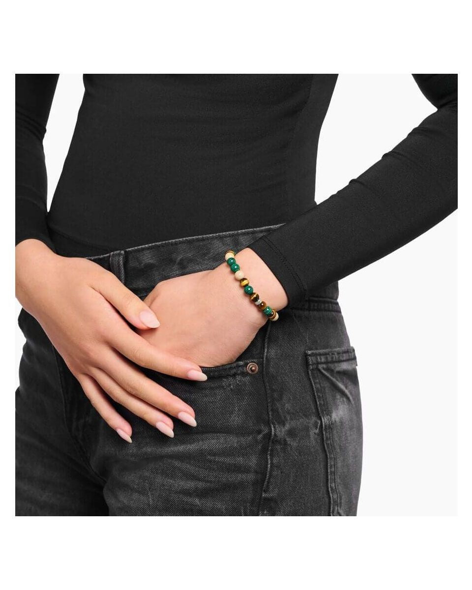 Bracelet en perles de jaspe et malachite imitées dans les tons de terre et vert, porté par une femme.