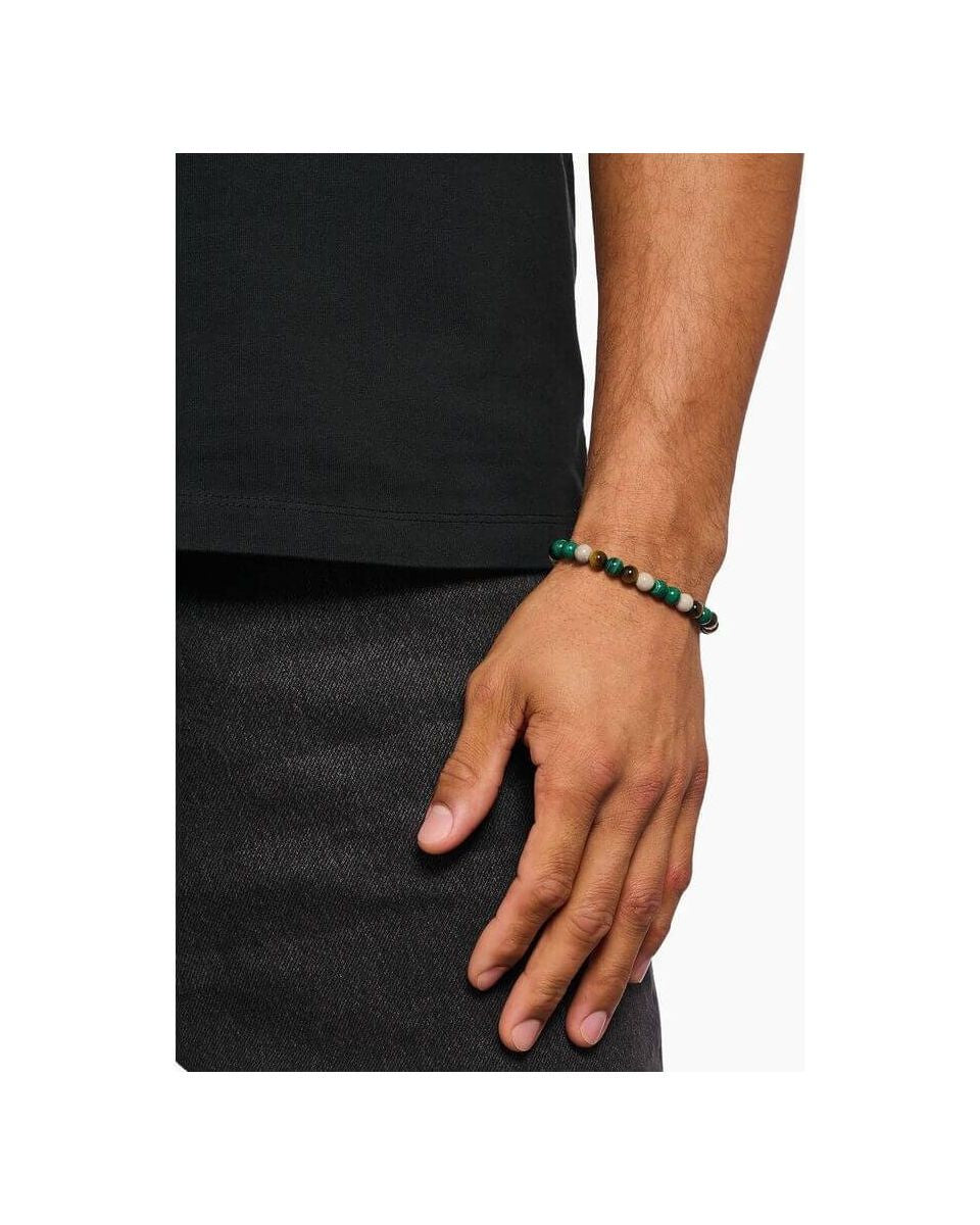 Homme portant un bracelet en perles de jaspe, malachite et œil de tigre dans les tons verts et terre.