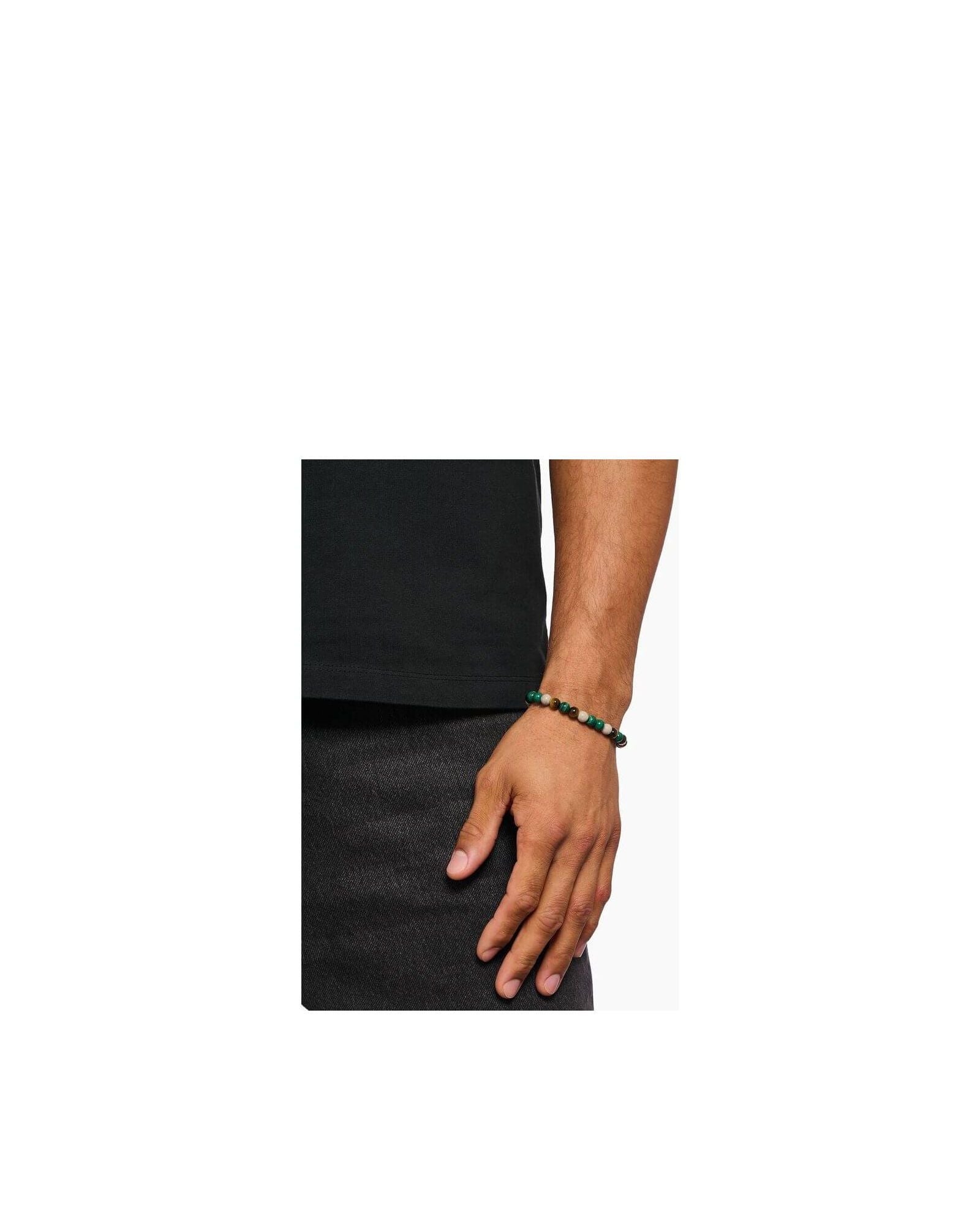 Homme portant un bracelet en perles de jaspe, malachite et œil de tigre dans les tons verts et terre.