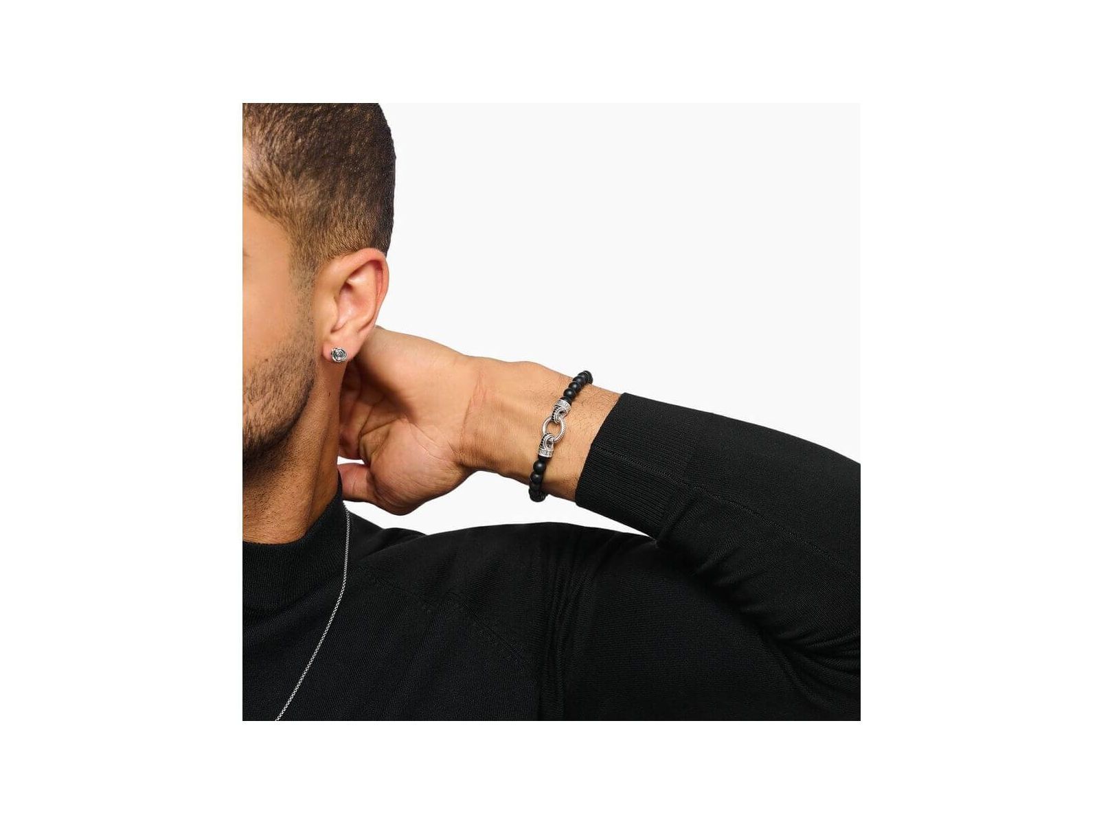 Homme portant un bracelet en beads d'obsidienne noire et argent, mettant en valeur l'élégance et la sophistication.