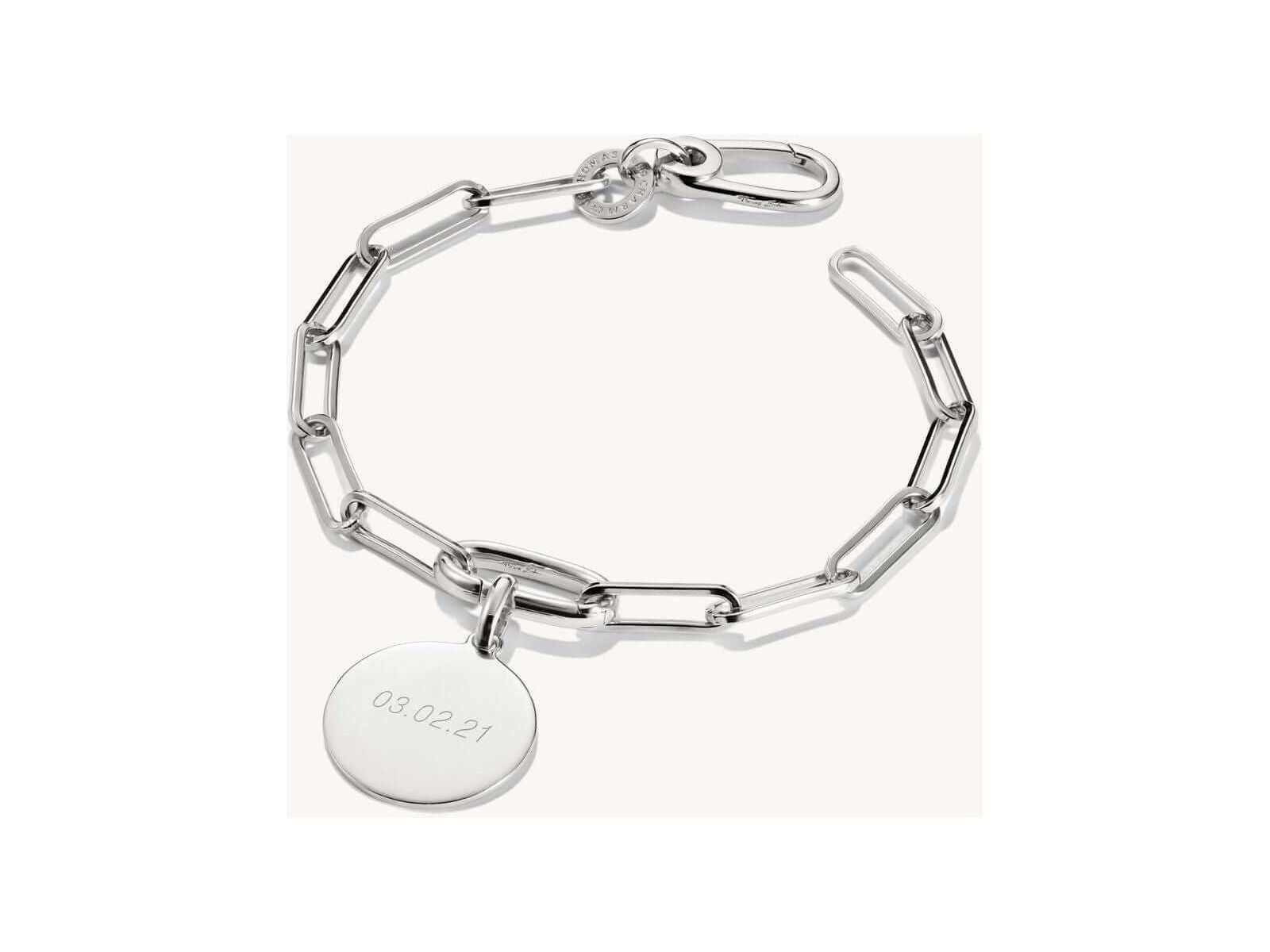 Bracelet charm en argent 925 avec design paperclip et connect link, affichant une médaille gravée.