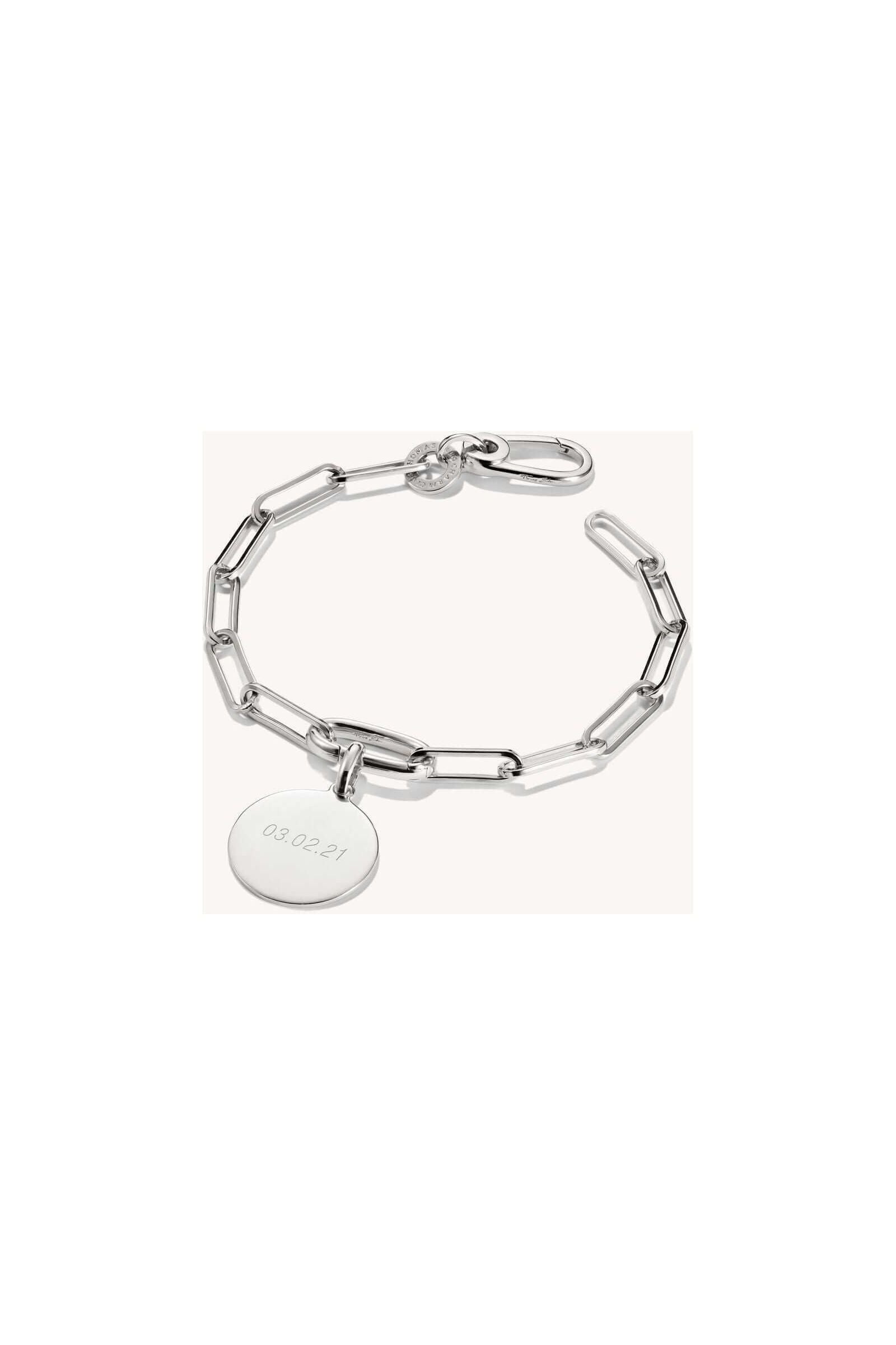 Bracelet charm en argent 925 avec design paperclip et connect link, affichant une médaille gravée.