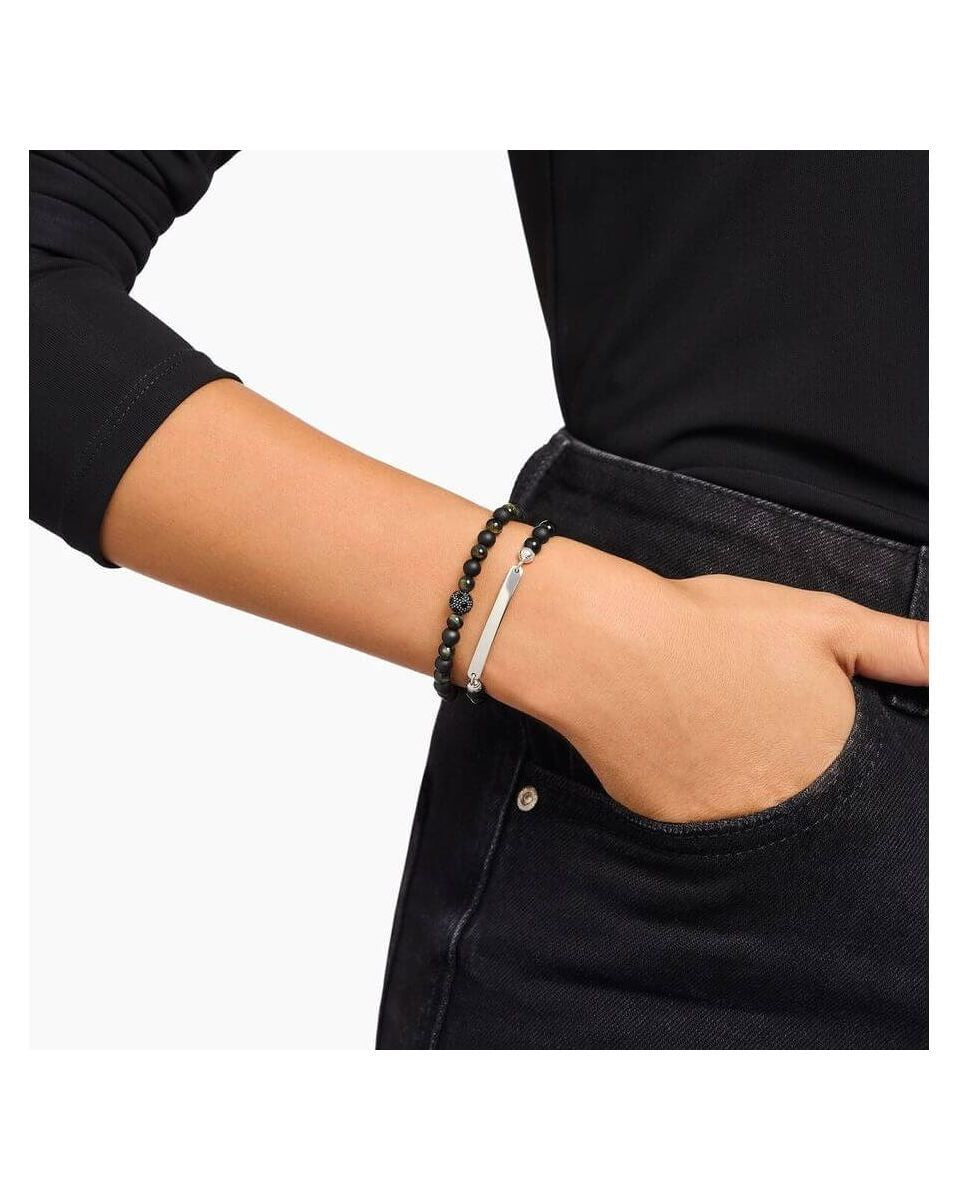 Bracelet à graver avec perles en obsidienne noire et barrette en argent, porté sur le poignet d'une personne.