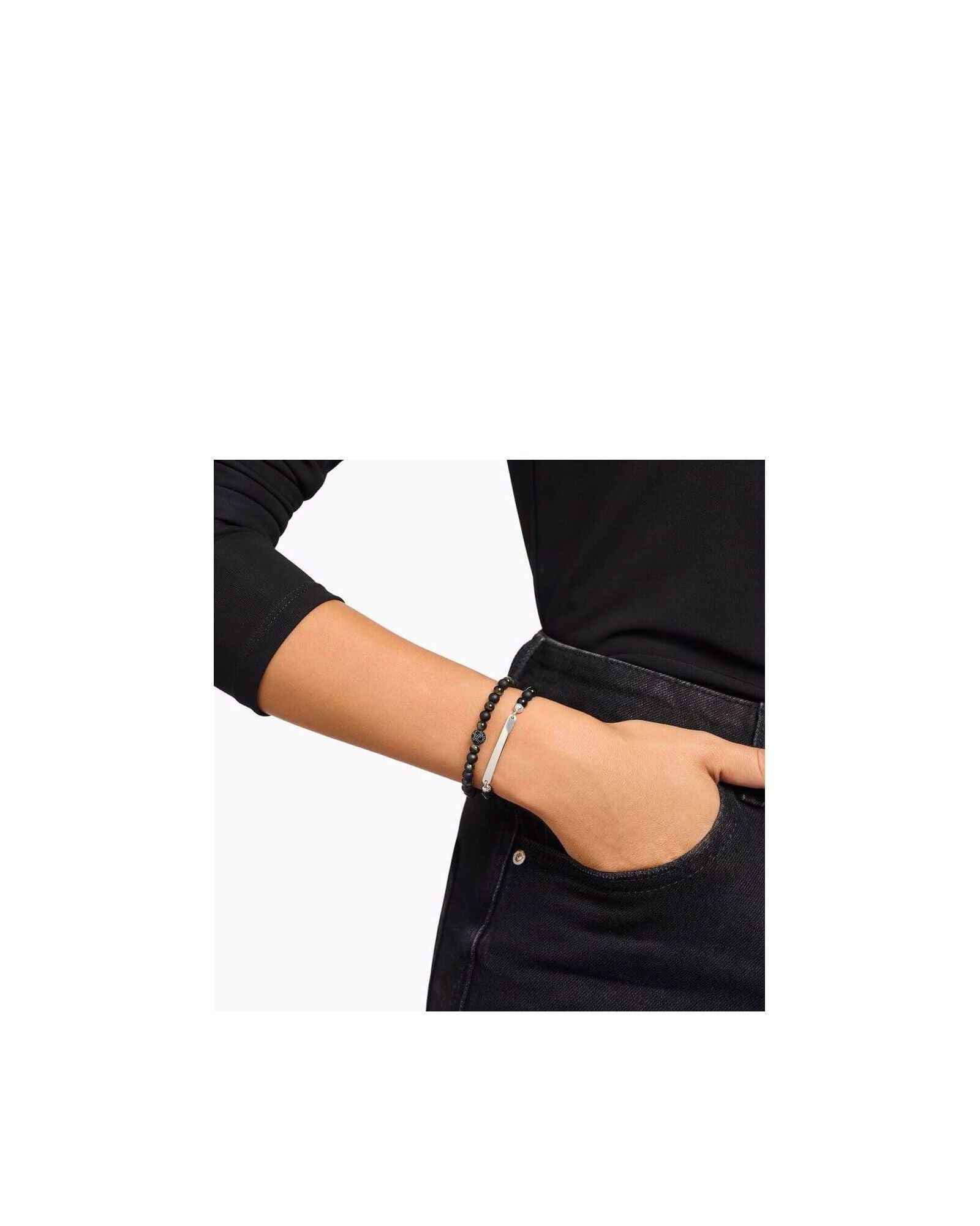 Bracelet à graver avec perles en obsidienne noire et barrette en argent, porté sur le poignet d'une personne.
