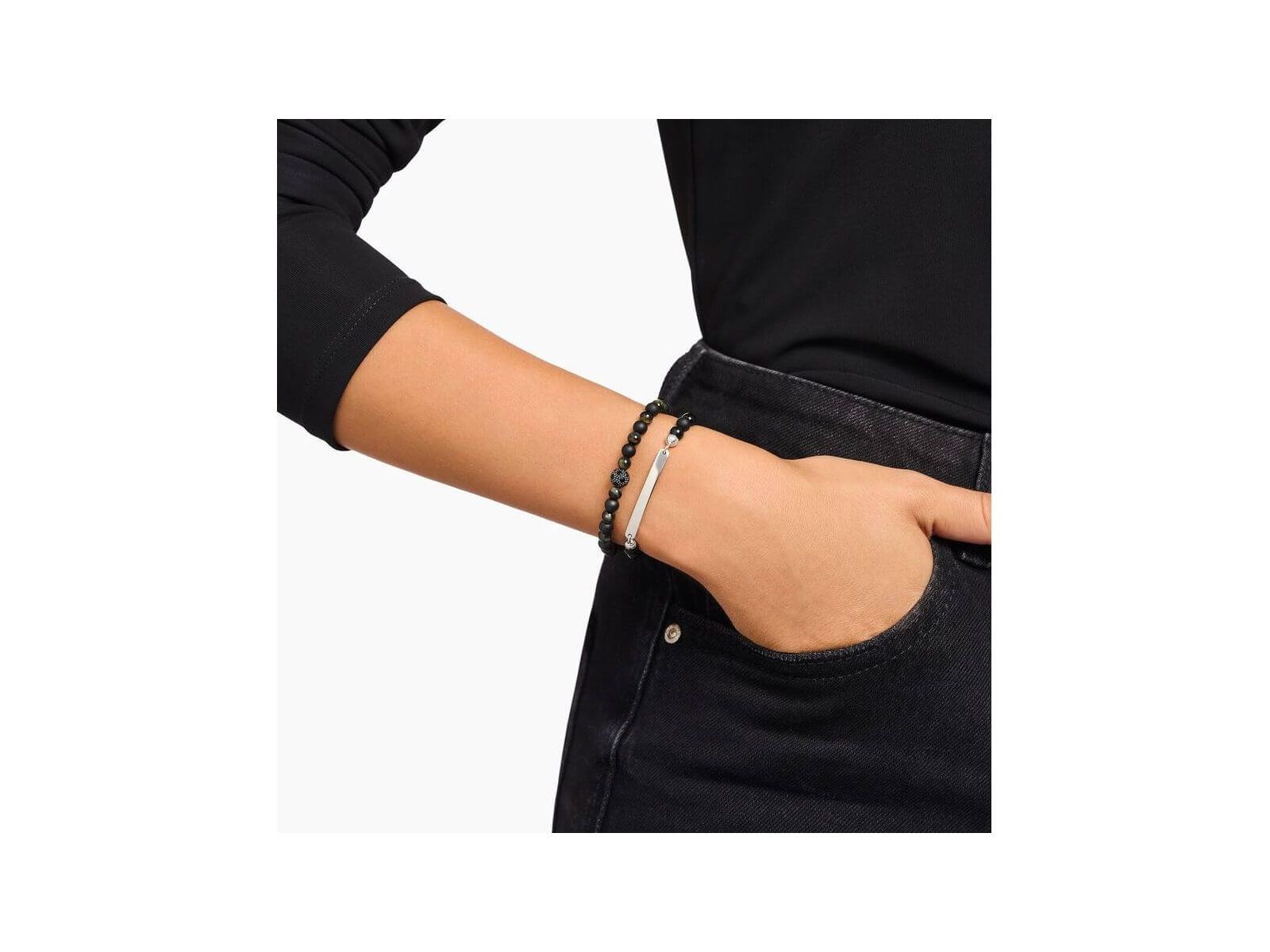 Bracelet à graver avec perles en obsidienne noire et barrette en argent, porté sur le poignet d'une personne.