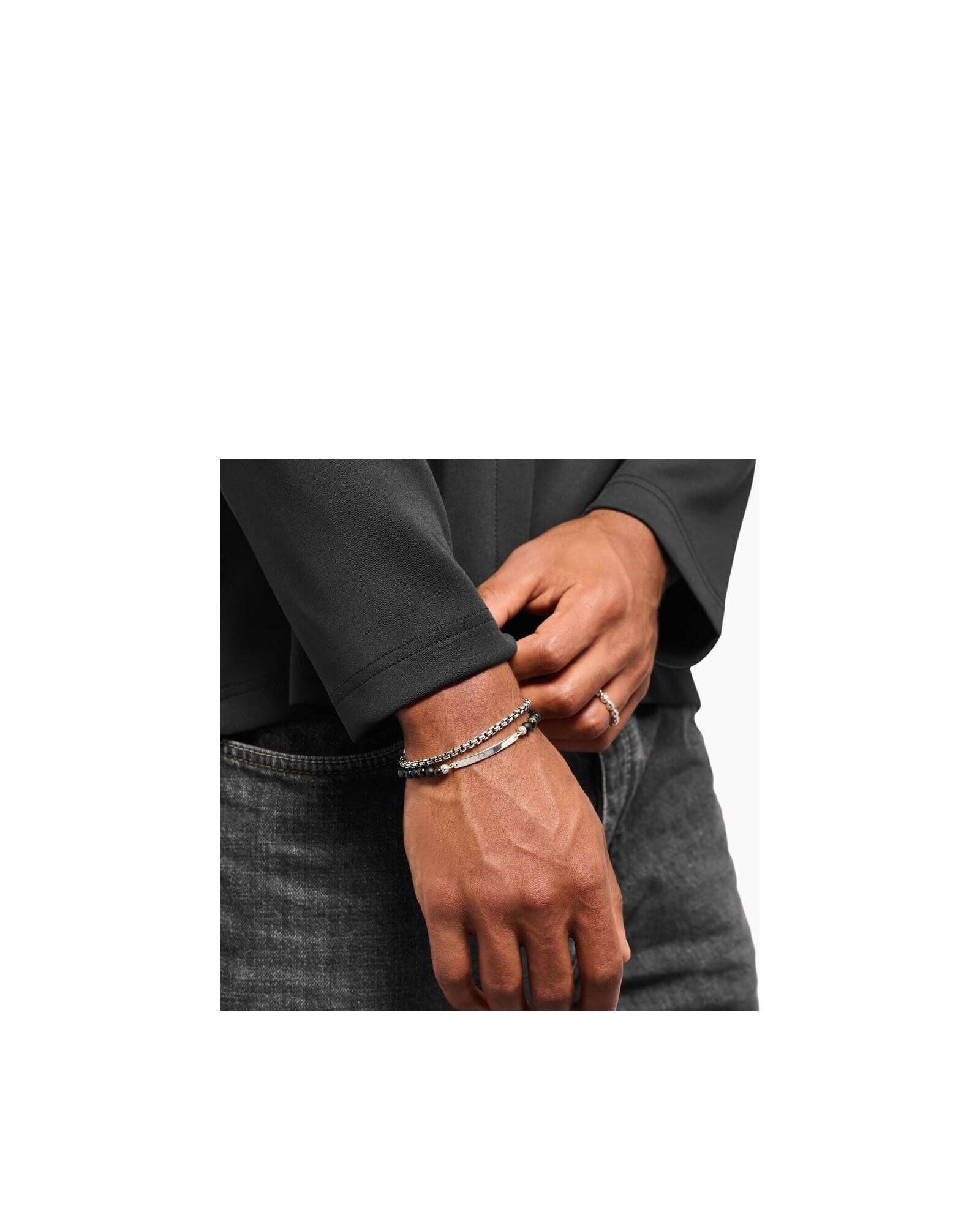 Homme portant le Bracelet Venezia en argent recyclé avec maillons carrés et fermoir mousqueton, style élégant.