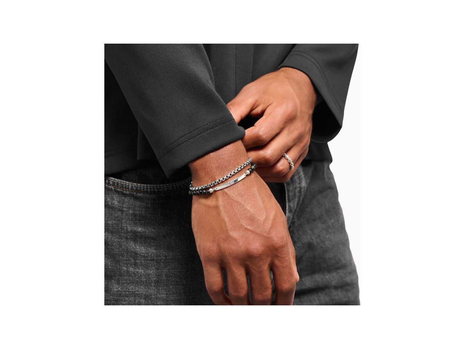 Homme portant le Bracelet Venezia en argent recyclé avec maillons carrés et fermoir mousqueton, style élégant.