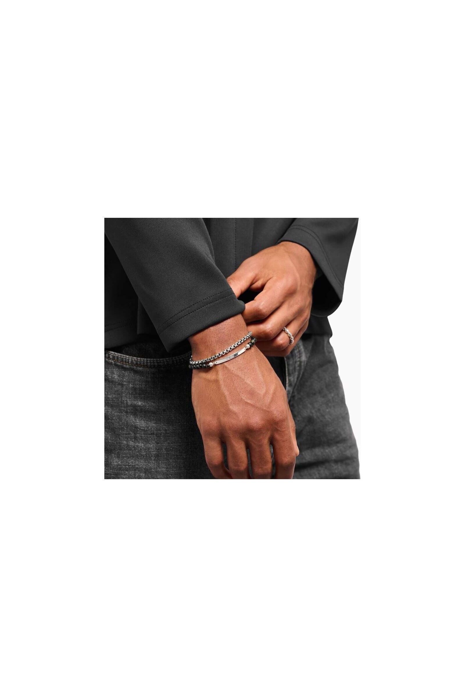 Homme portant le Bracelet Venezia en argent recyclé avec maillons carrés et fermoir mousqueton, style élégant.