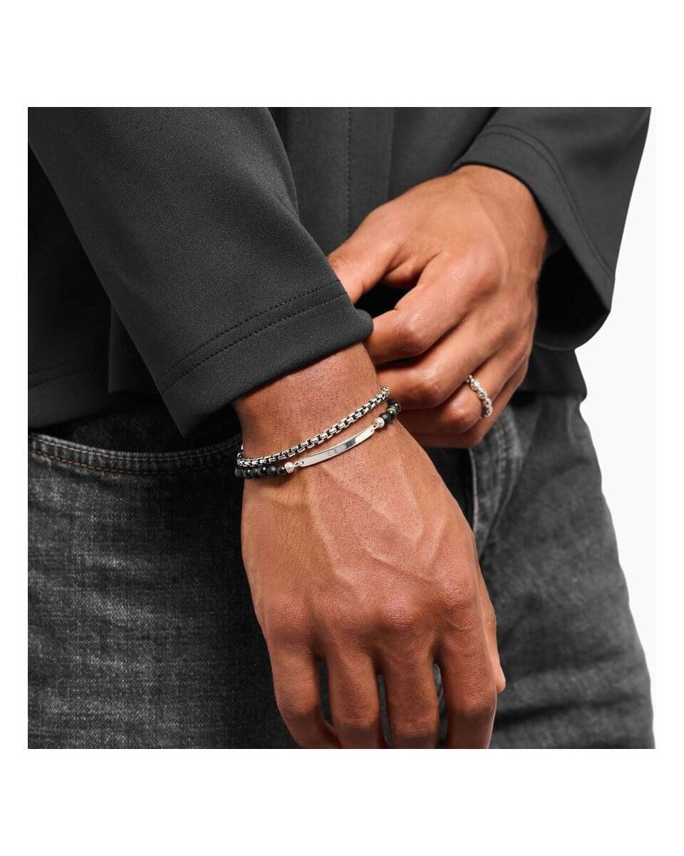 Bracelet à graver en obsidienne et œil de tigre sur poignet d'homme, élégant et personnalisable.