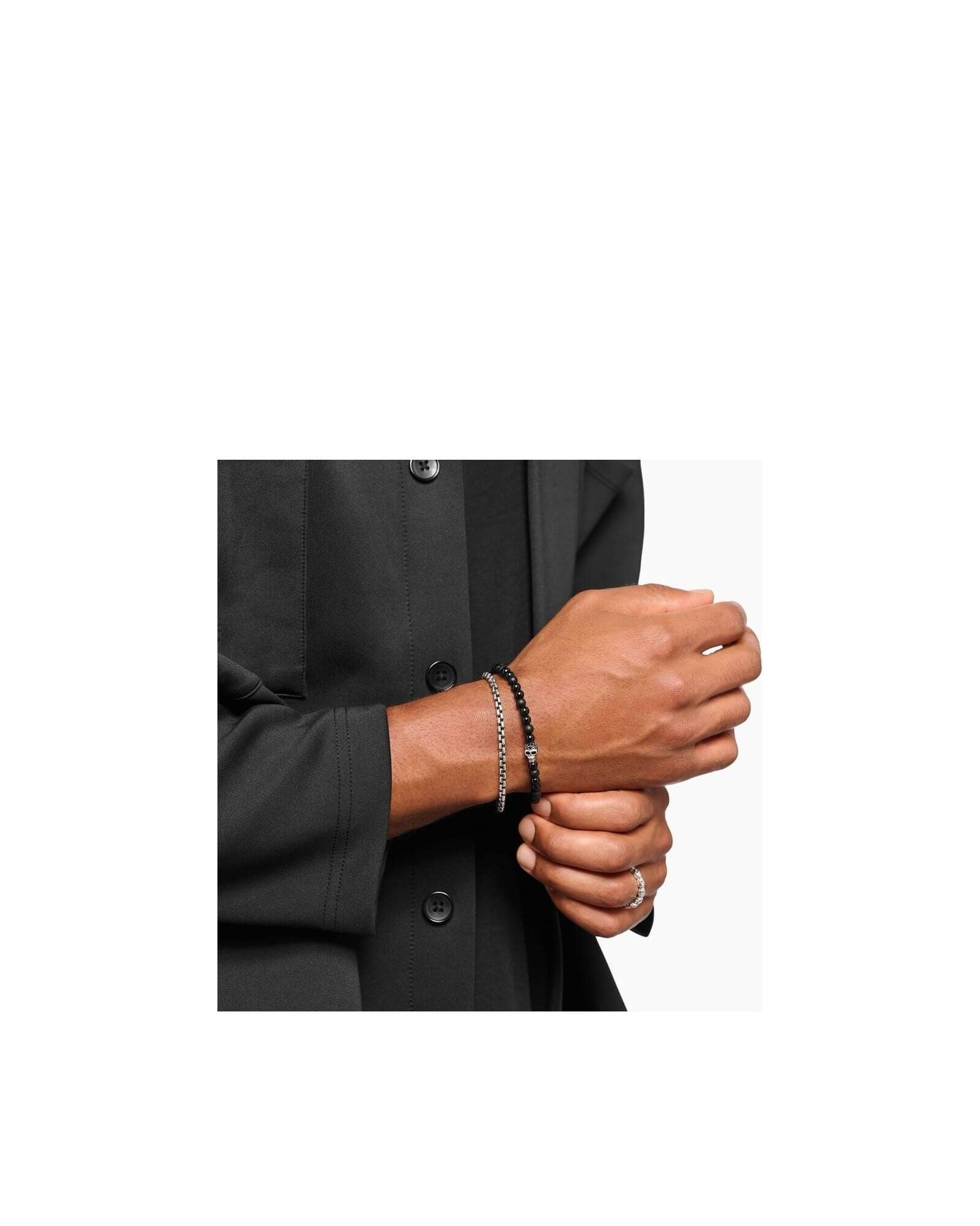 Homme portant le Bracelet Venezia en argent noirci, mettant en valeur son design classique et élégant.
