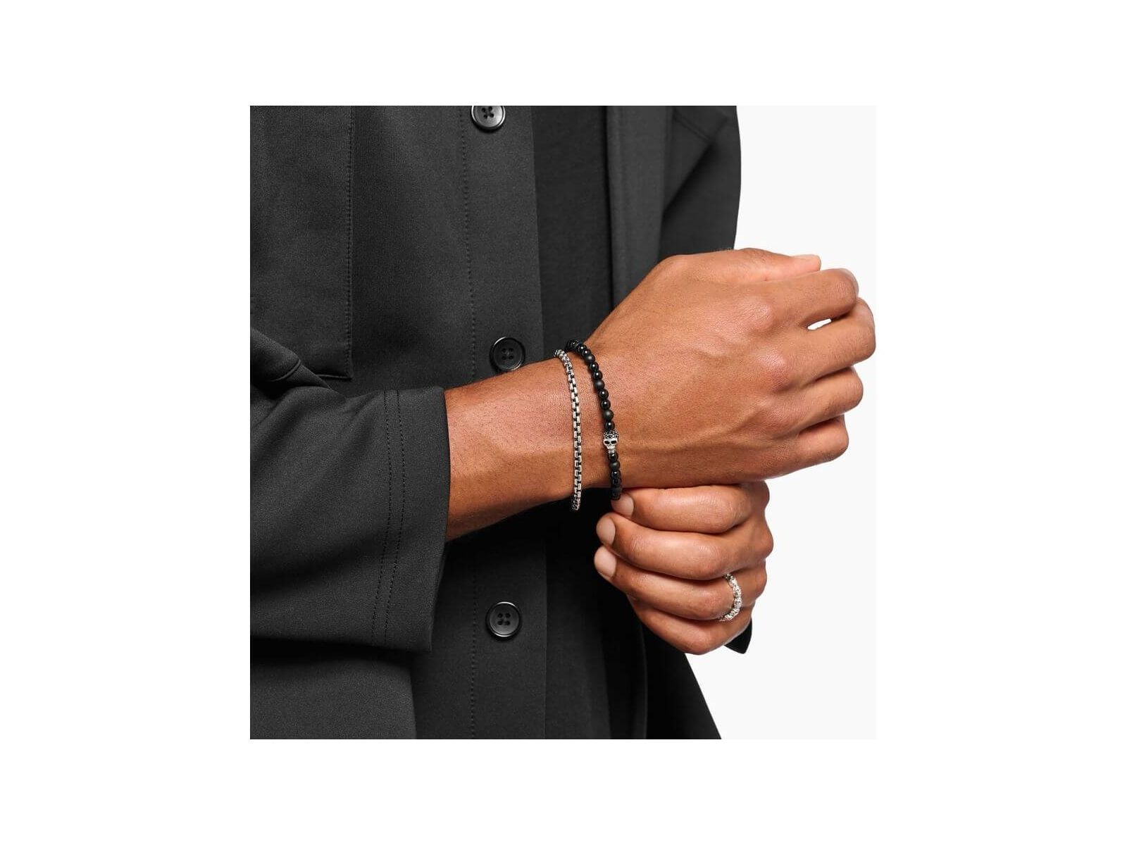 Homme portant le Bracelet Venezia en argent noirci, mettant en valeur son design classique et élégant.