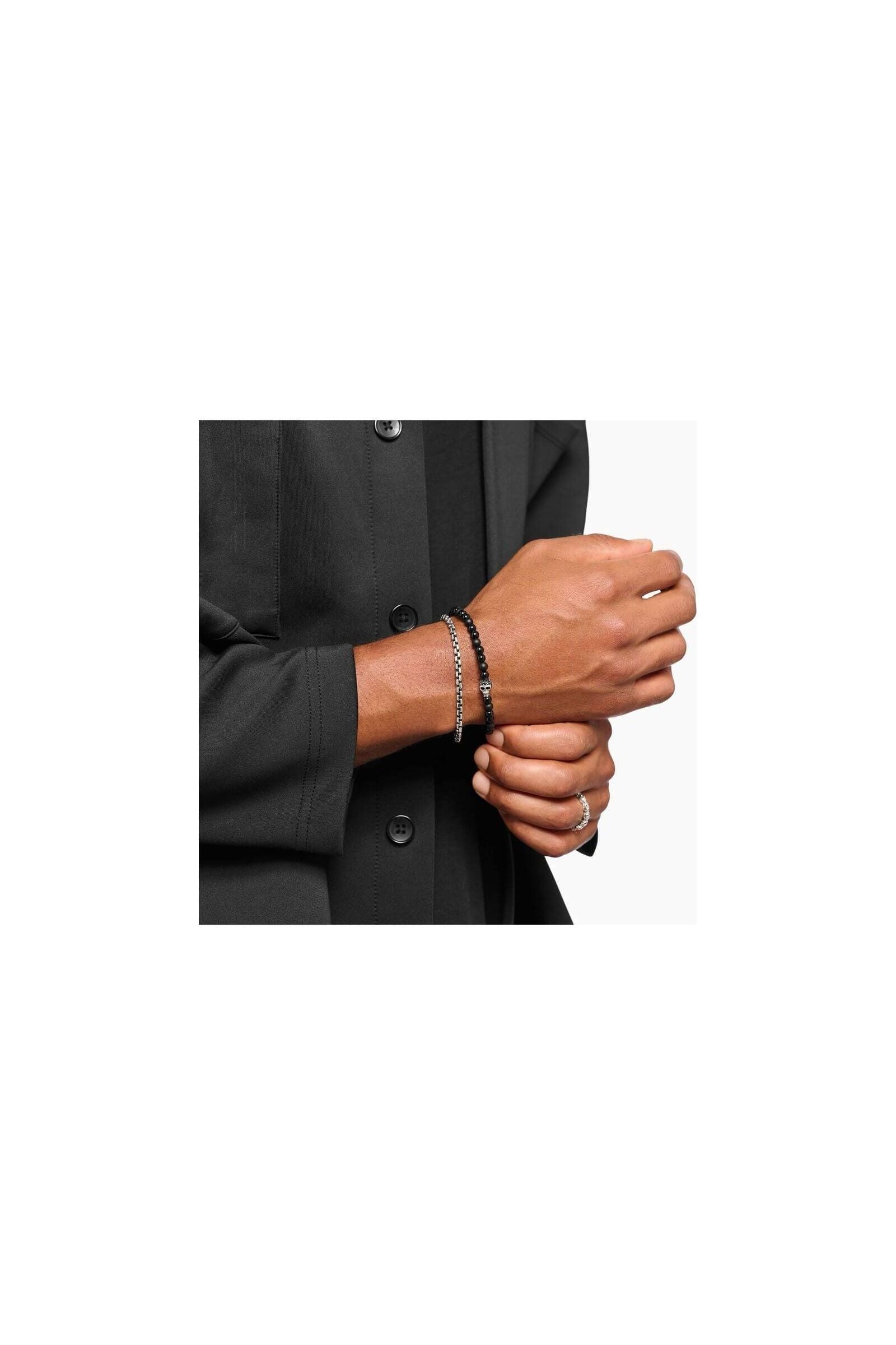 Homme portant le Bracelet Venezia en argent noirci, mettant en valeur son design classique et élégant.