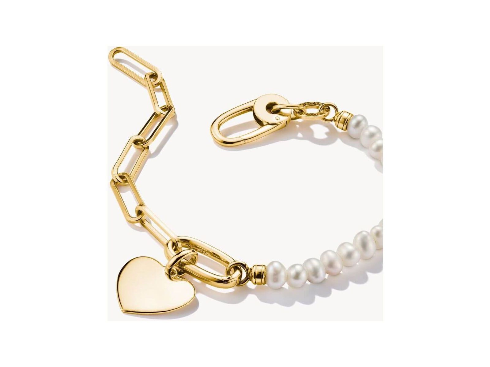 Bracelet charm avec maillons paperclip, perles d'eau douce et connect link plaqué or.