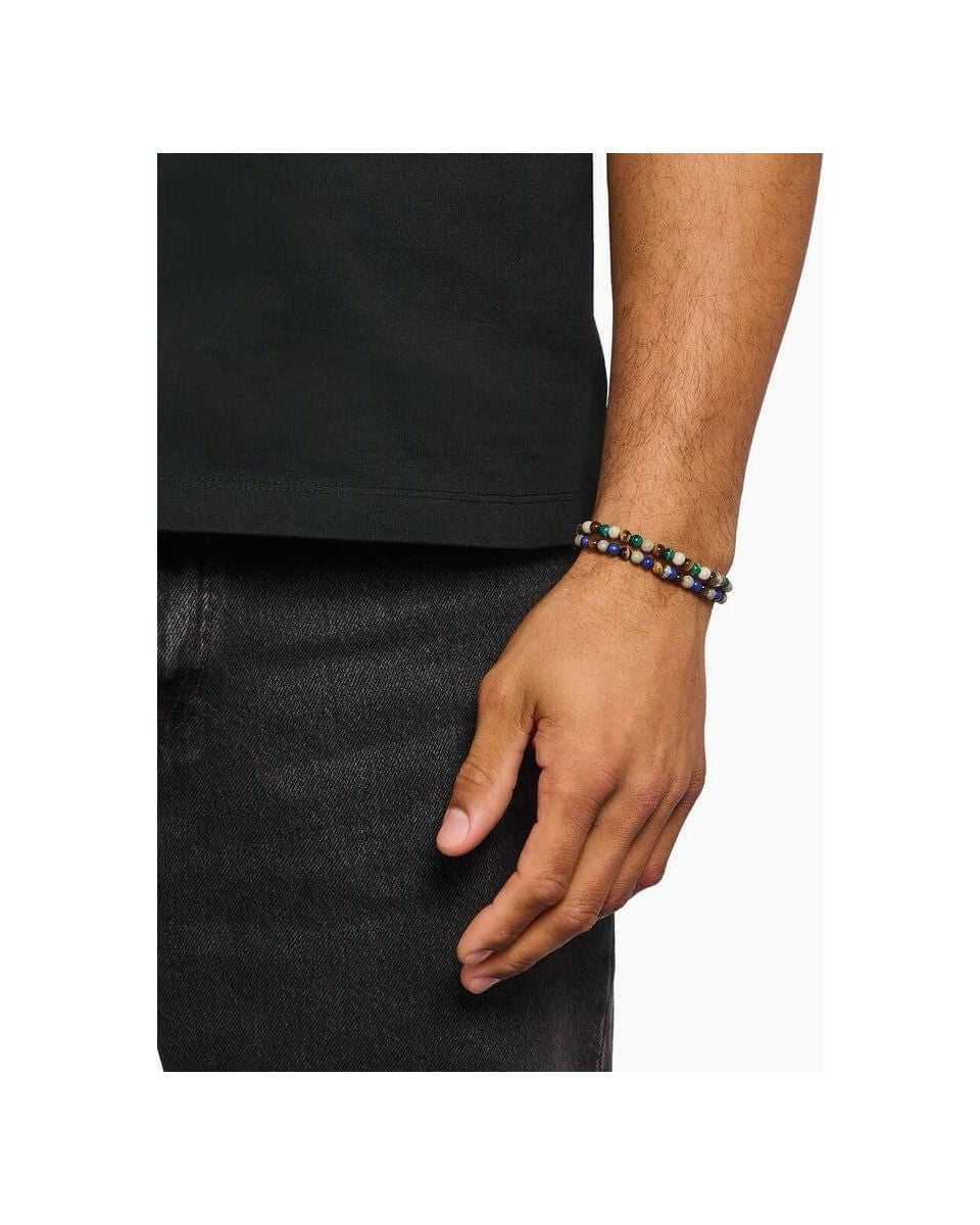 Bracelet en beads de 5 mm aux tons bruns et bleus, porté sur un poignet masculin, ajoutant élégance et style.