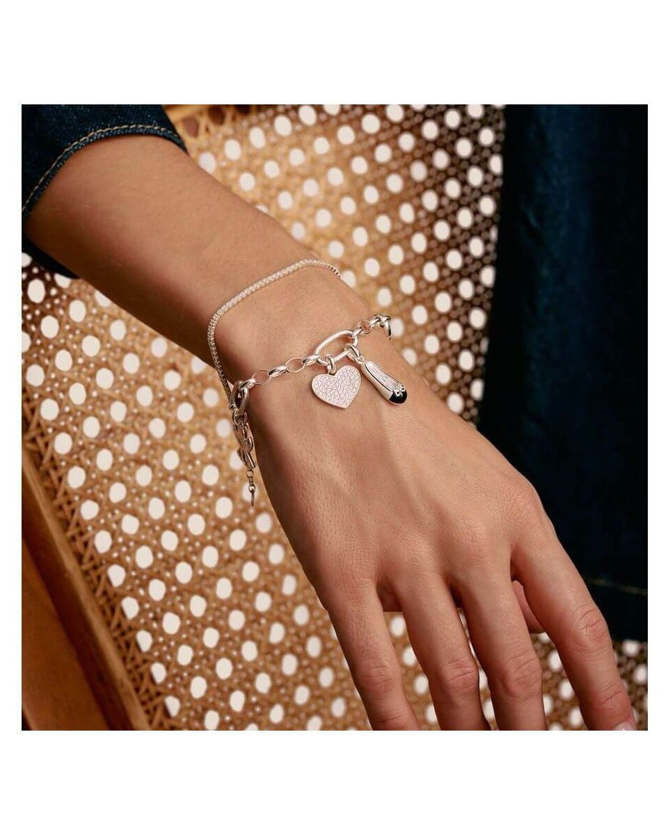 Bracelet charm en argent avec lien connect, cœur et breloque, élégant et personnalisable, porté sur un poignet.