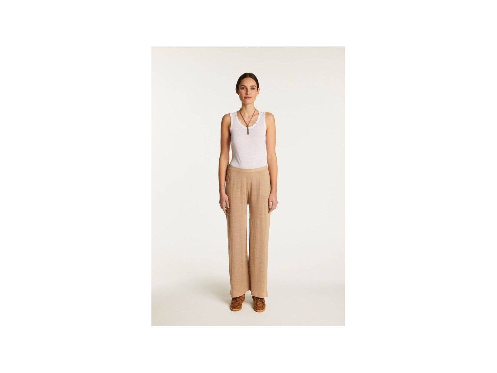 Femme portant le pantalon Debora en lin flammé, combinant élégance décontractée et confort.