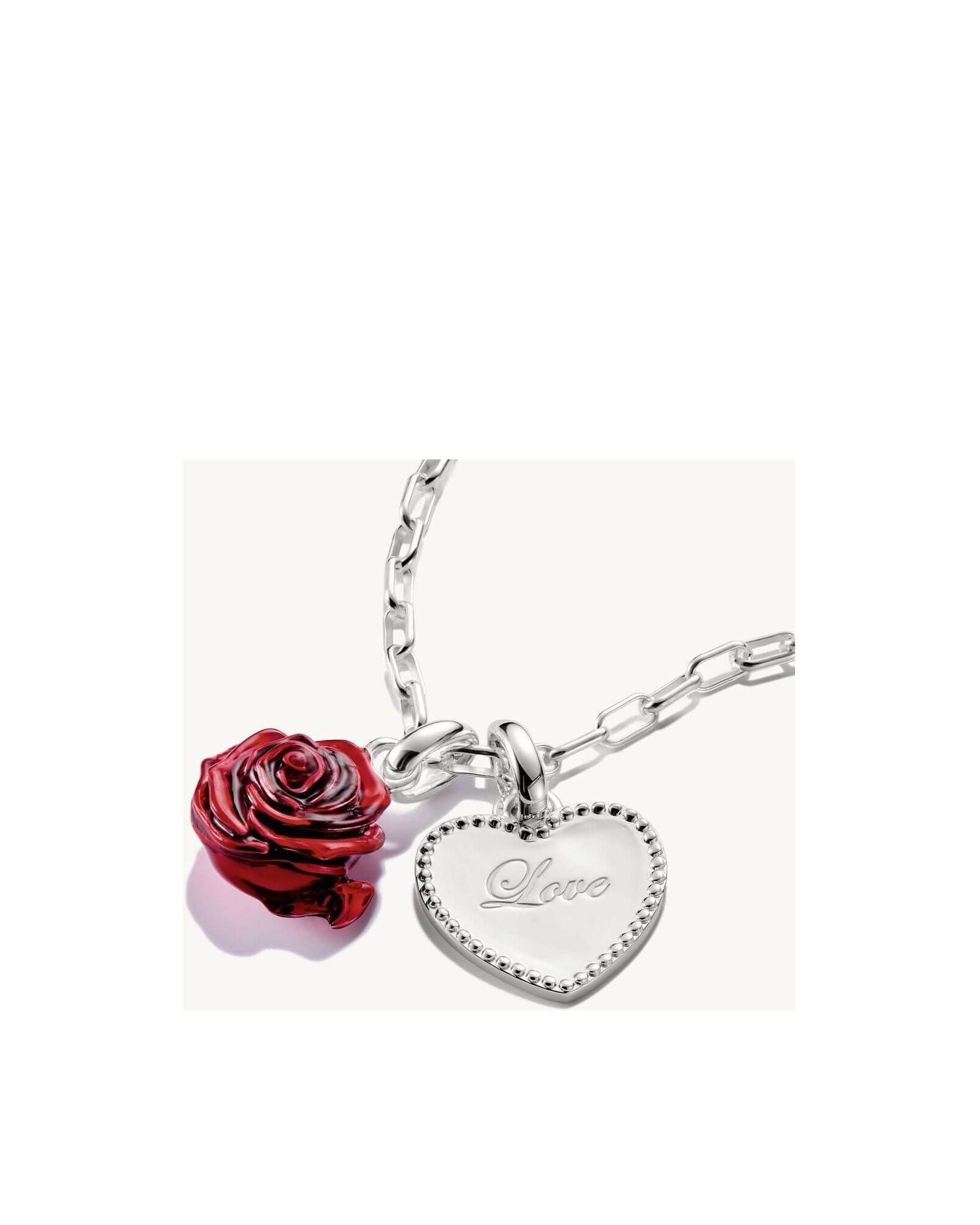 Pendentif charm cœur en argent avec rose rouge, gravé 'Love', élégant et vintage.