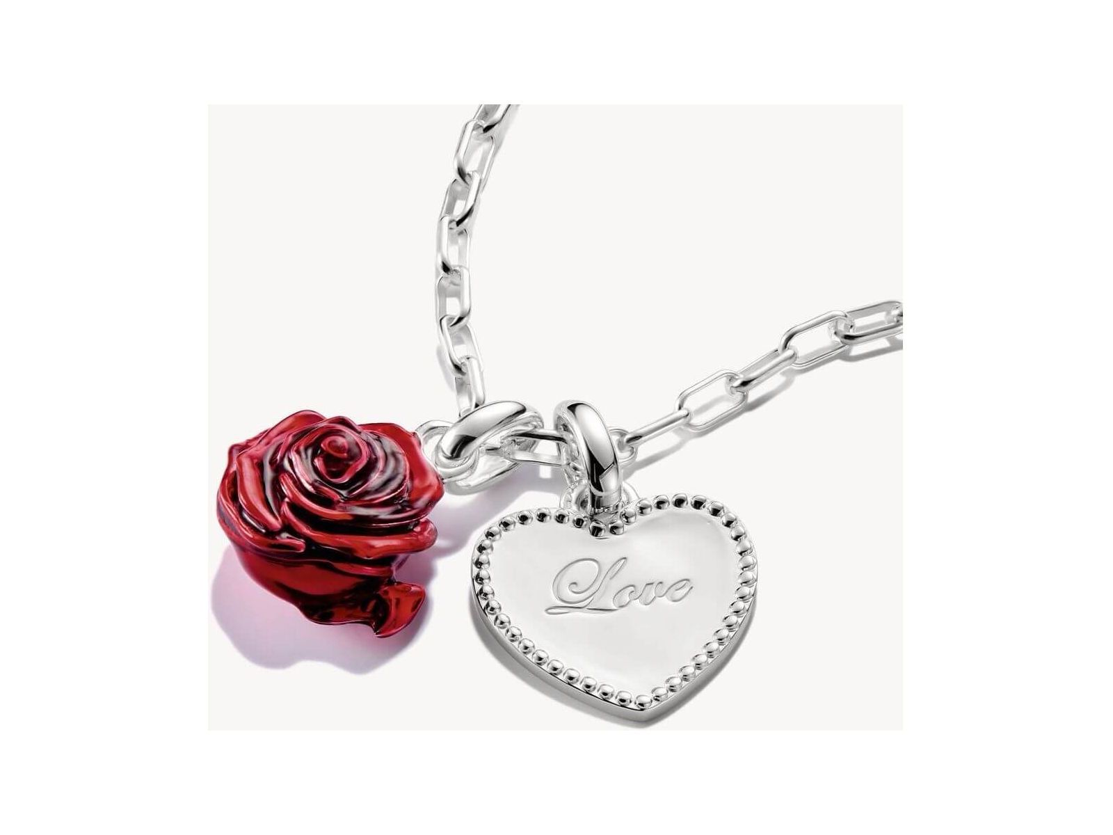 Pendentif charm cœur en argent avec rose rouge, gravé 'Love', élégant et vintage.