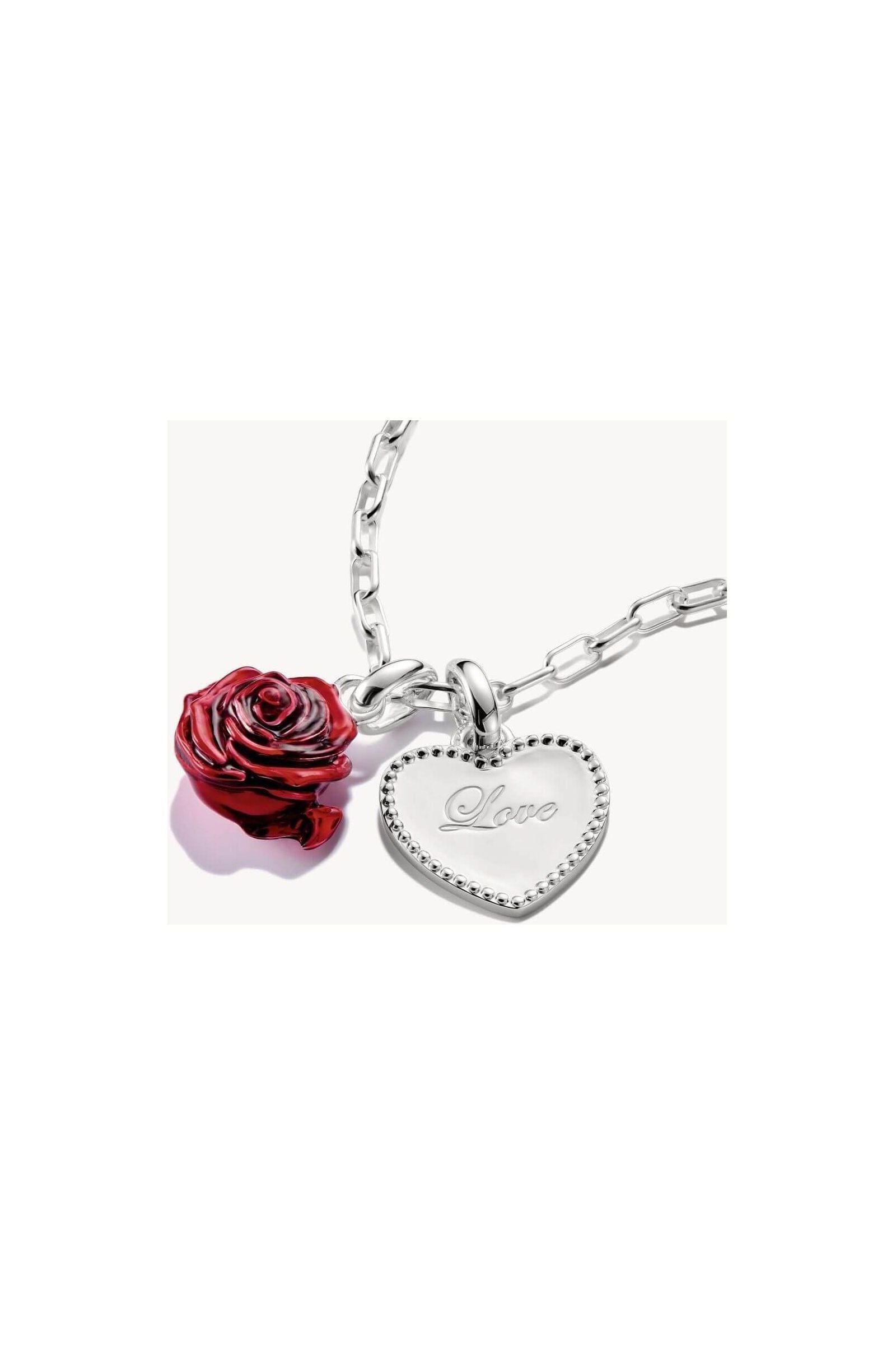 Pendentif charm cœur en argent avec rose rouge, gravé 'Love', élégant et vintage.