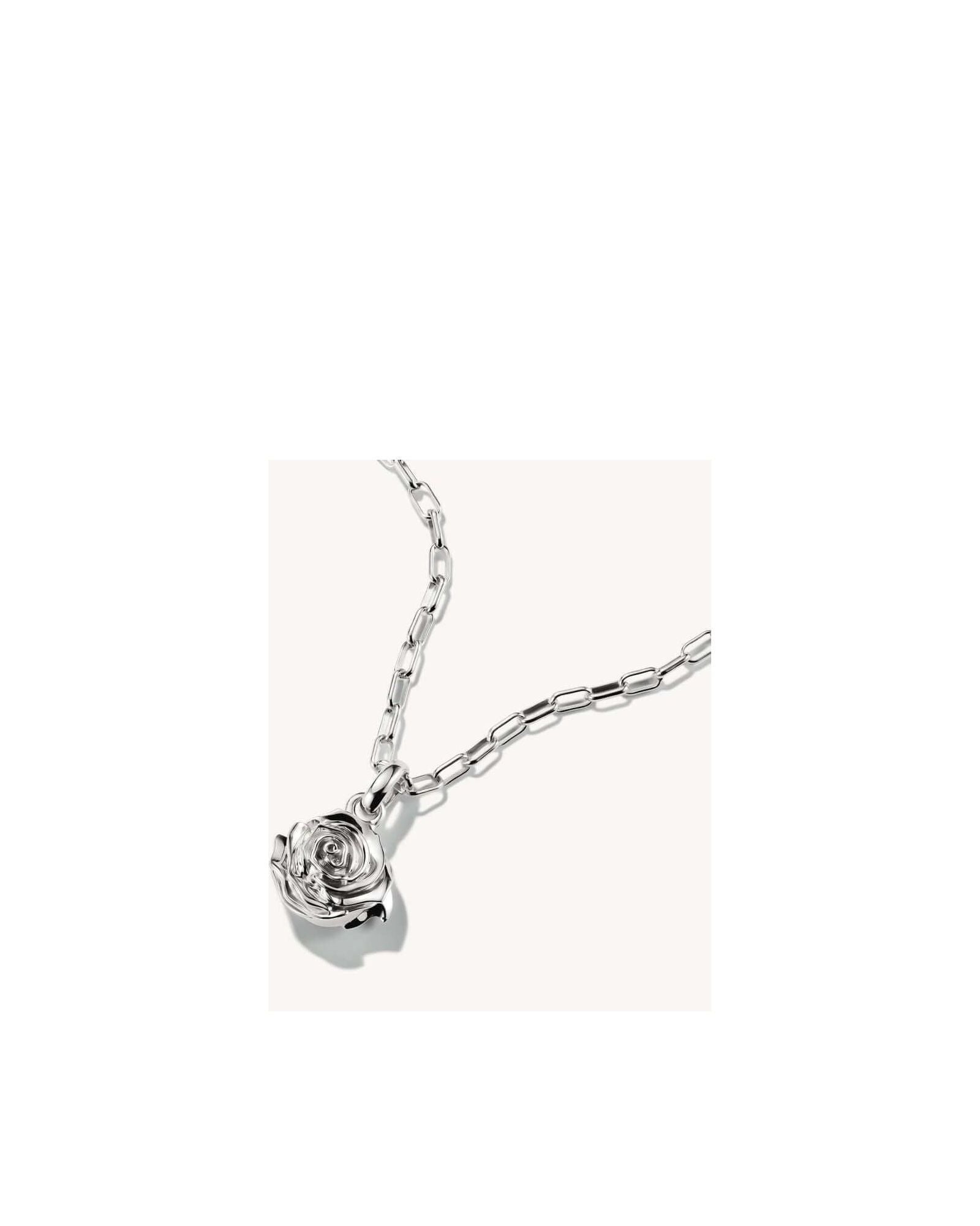 Pendentif charm fleur de rose en argent 925 sur chaîne, élégant et détaillé, parfait pour un style unique.