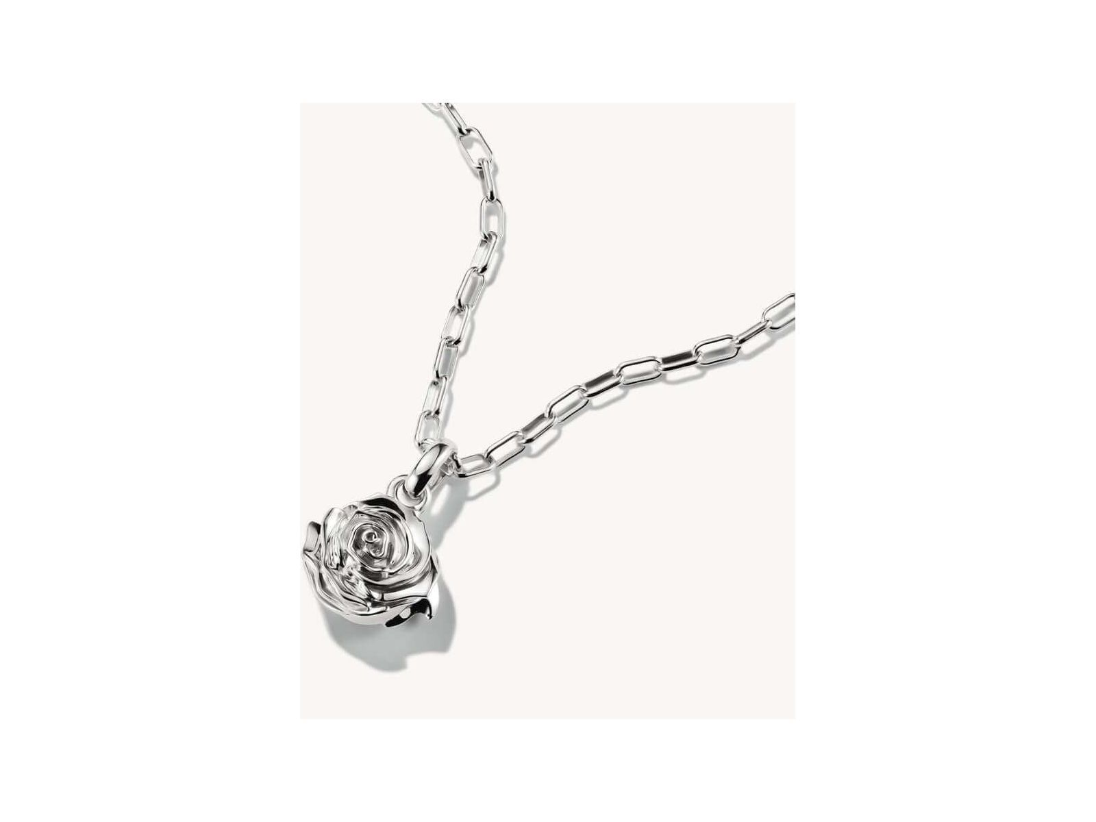 Pendentif charm fleur de rose en argent 925 sur chaîne, élégant et détaillé, parfait pour un style unique.