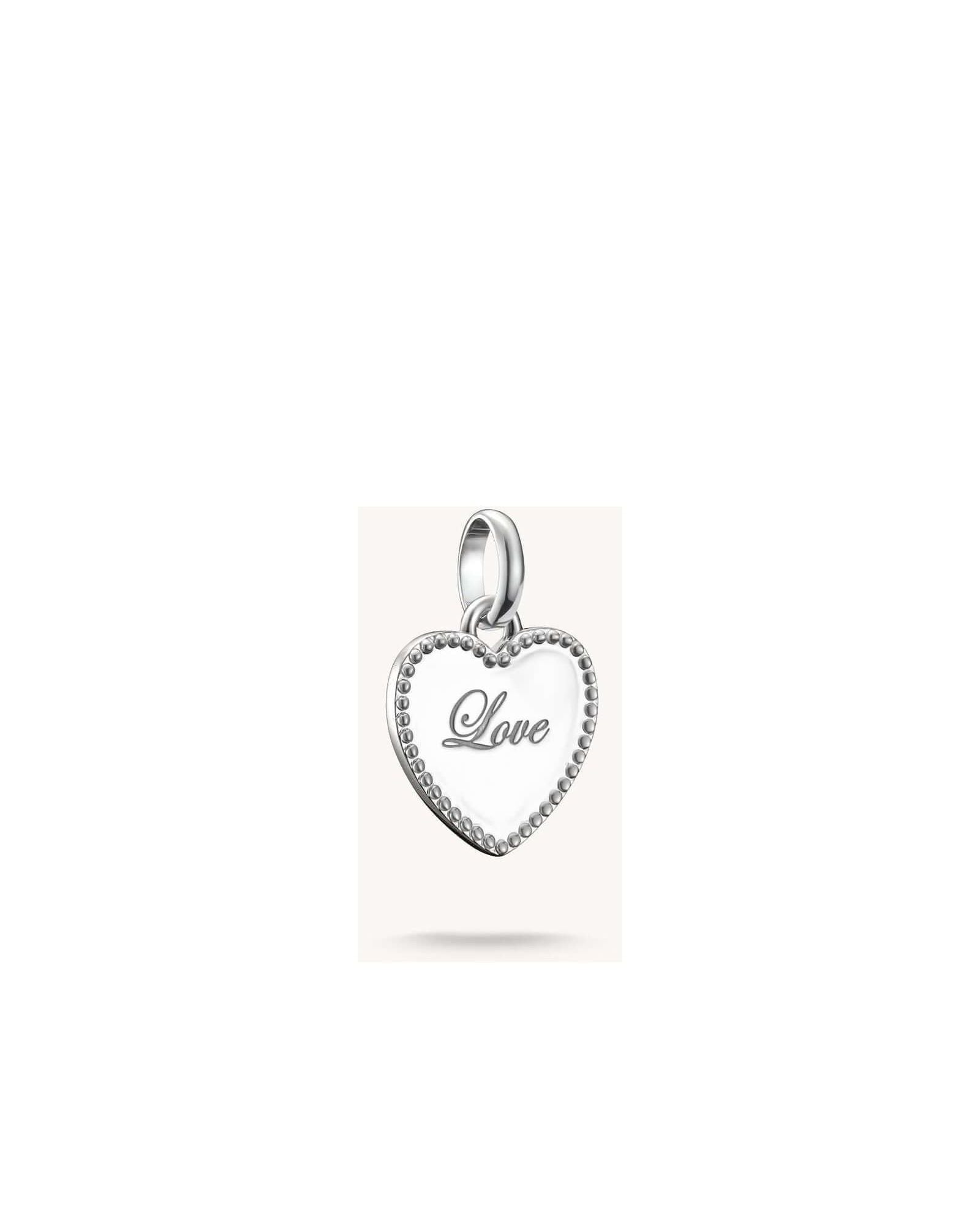 Pendentif charm cœur en argent recyclé avec gravure 'Love' et design vintage élégant.