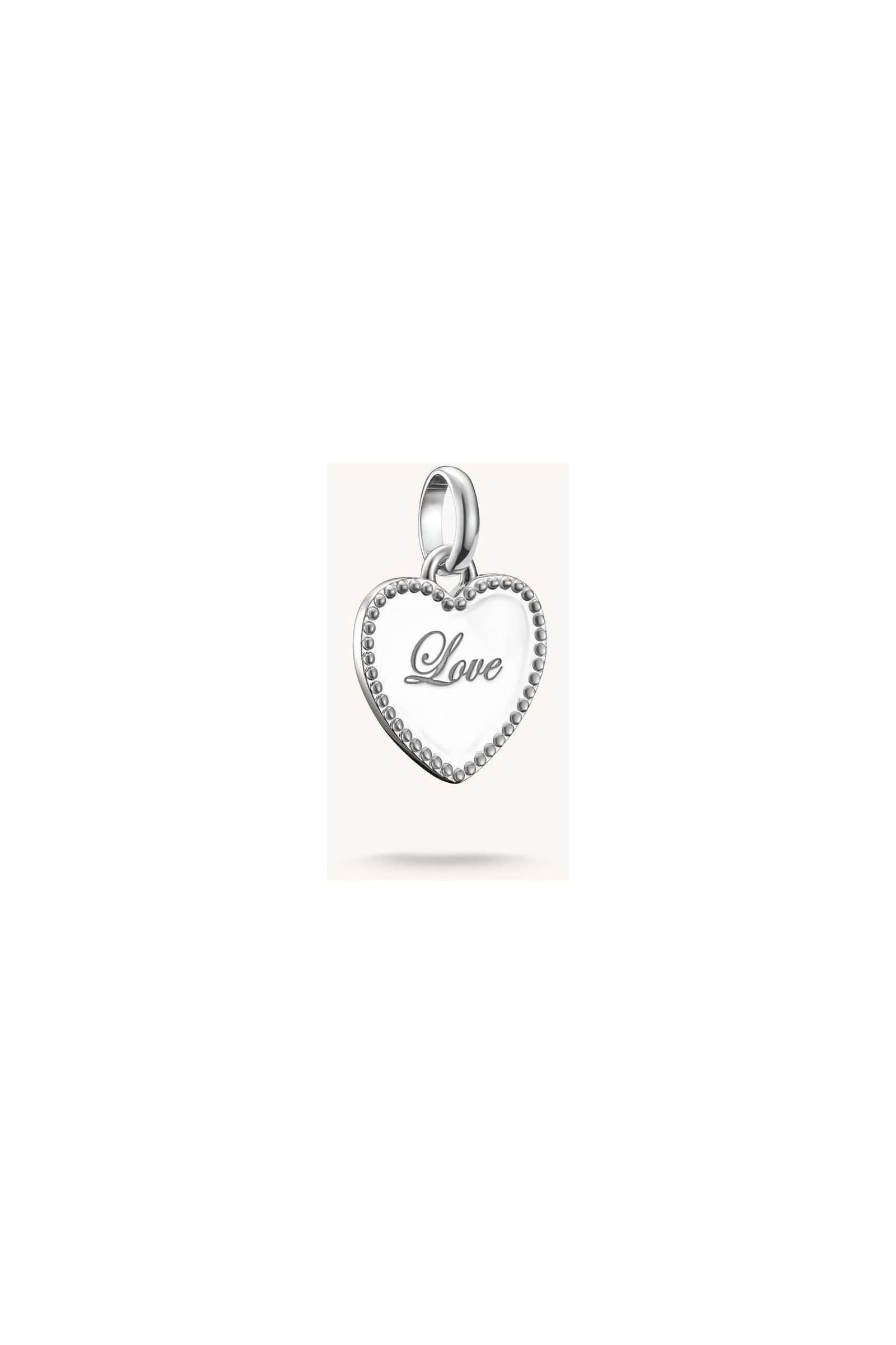 Pendentif charm cœur en argent recyclé avec gravure 'Love' et design vintage élégant.