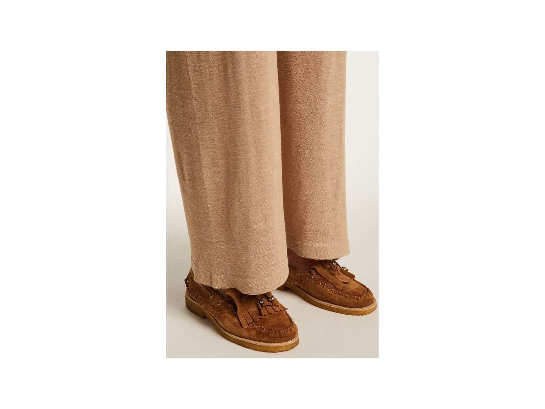 Pantalon Debora en lin flammé avec chaussures mocassins marron, style décontracté et élégant.