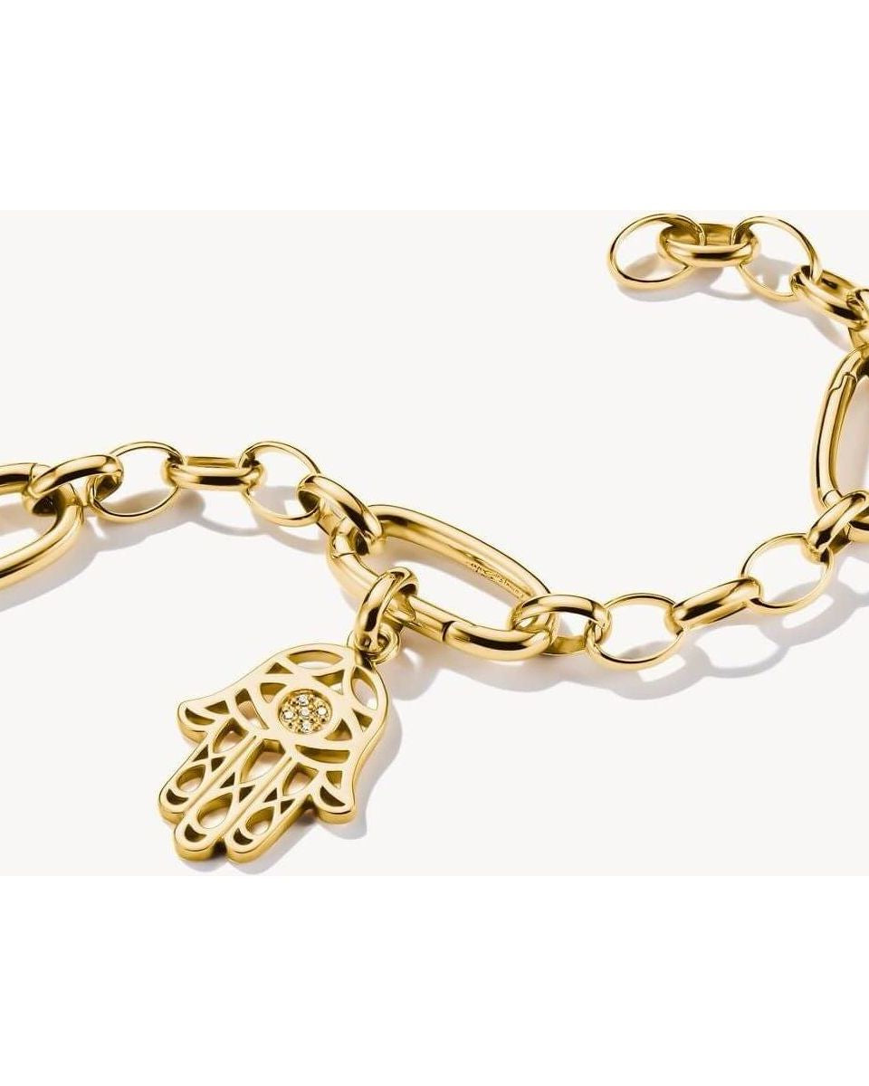 Pendentif charm Main Hamsa plaqué or 18k sur bracelet en chaîne, symbolisant protection et chance.
