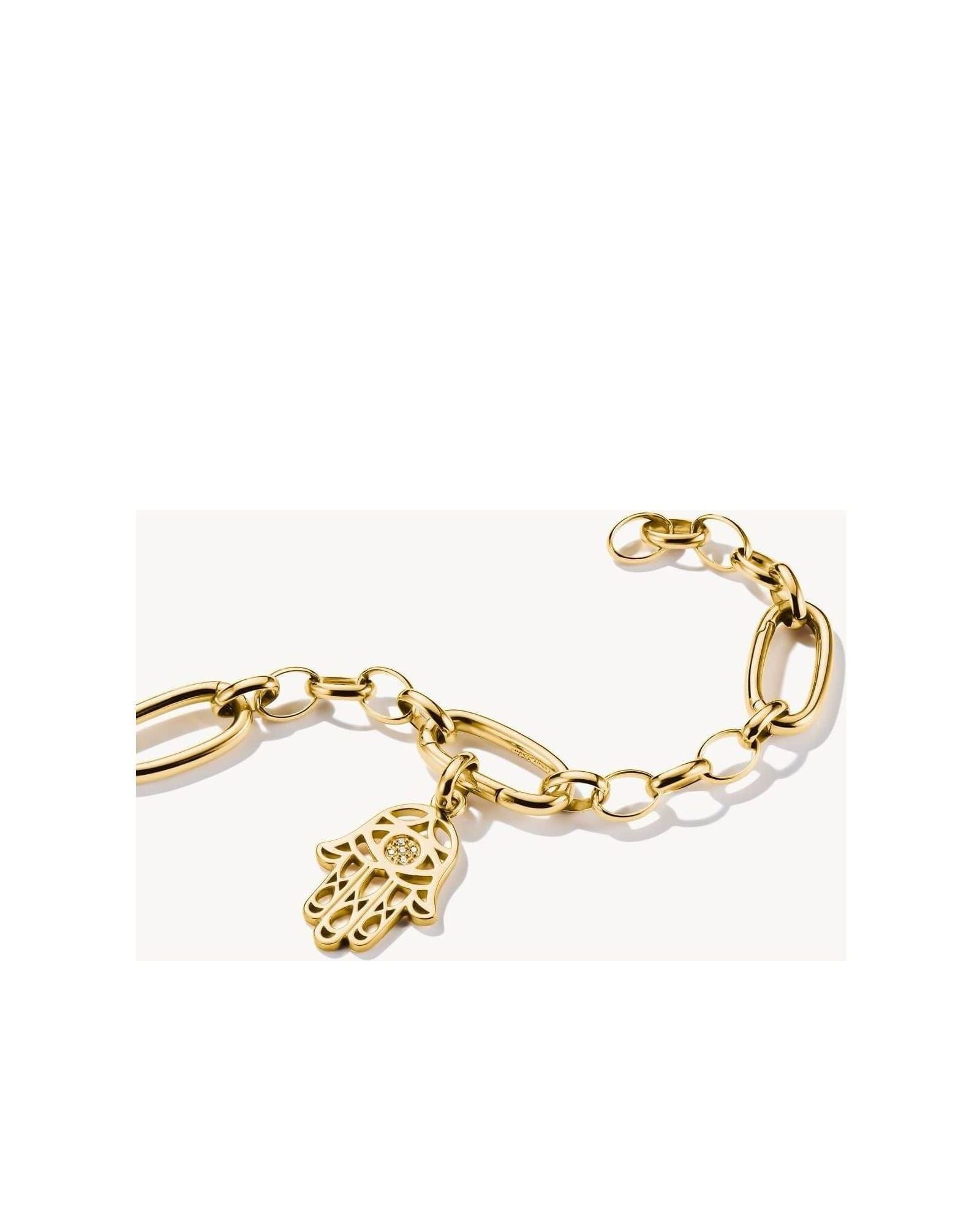 Pendentif charm Main Hamsa plaqué or 18k sur bracelet en chaîne, symbolisant protection et chance.