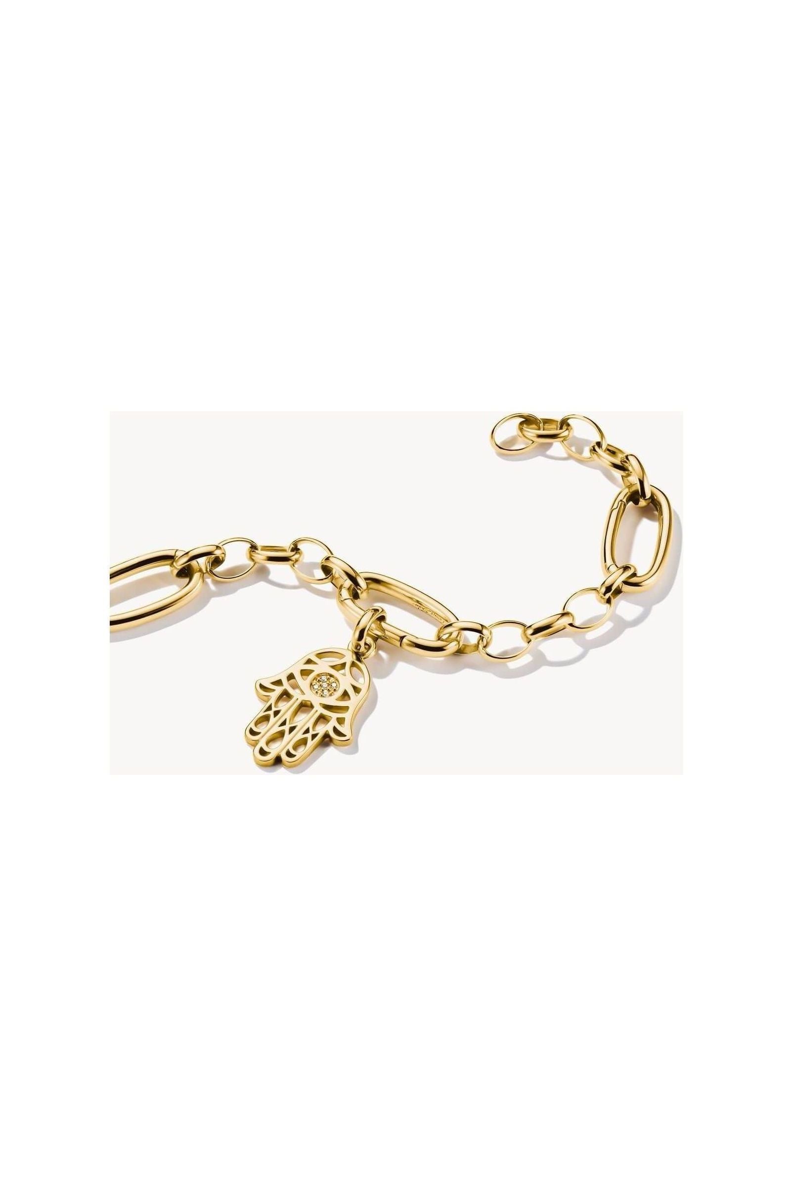 Pendentif charm Main Hamsa plaqué or 18k sur bracelet en chaîne, symbolisant protection et chance.