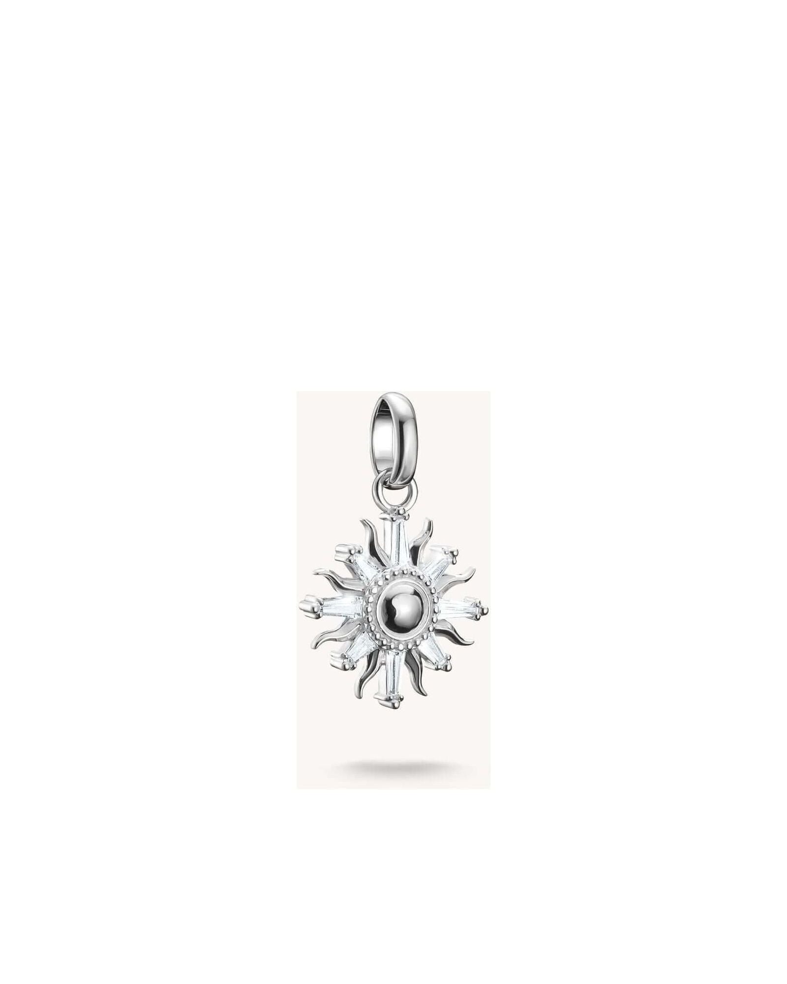 Pendentif charm soleil en argent 925 avec pierres de zirconium blanc, symbolisant la lumière et la positivité.
