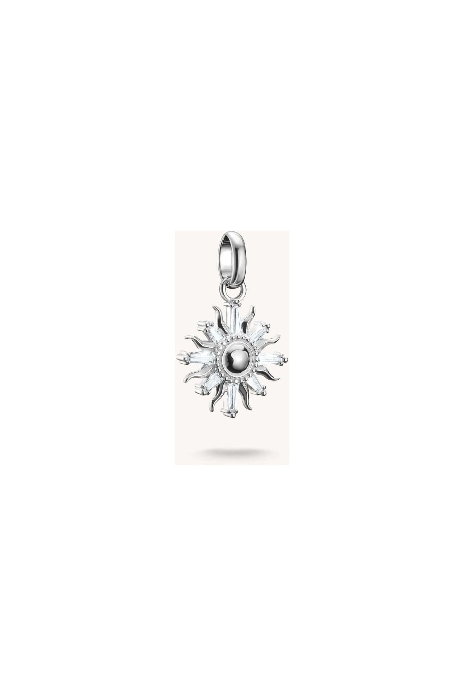 Pendentif charm soleil en argent 925 avec pierres de zirconium blanc, symbolisant la lumière et la positivité.