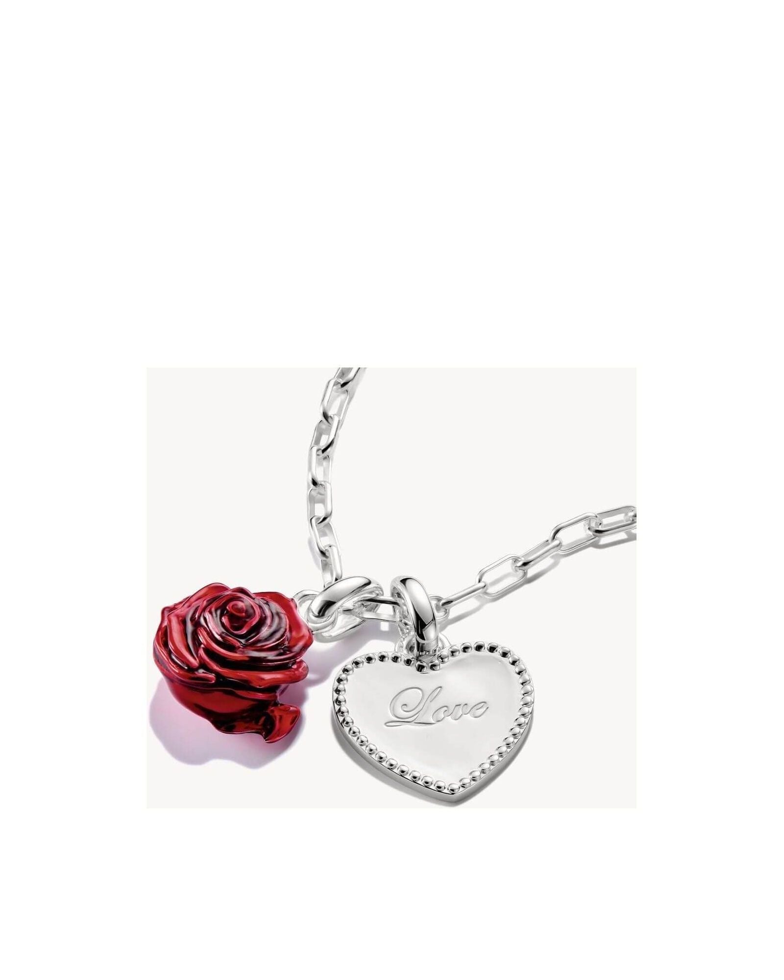 Pendentif charm fleur de rose rouge en 3D et cœur argenté avec inscription 'Love'.