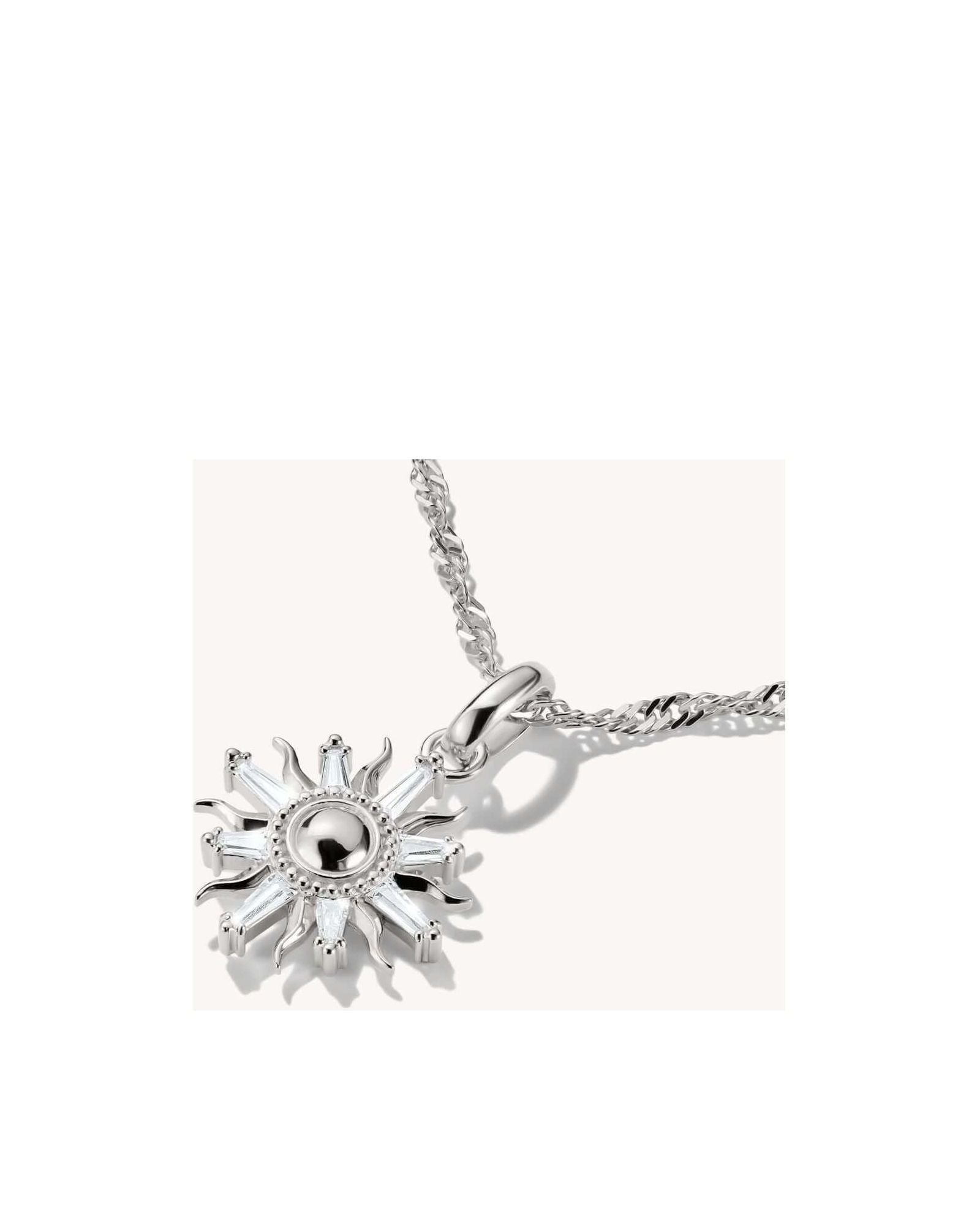 Pendentif soleil en argent 925 avec pierres de zirconium blanc, élégant et brillant.