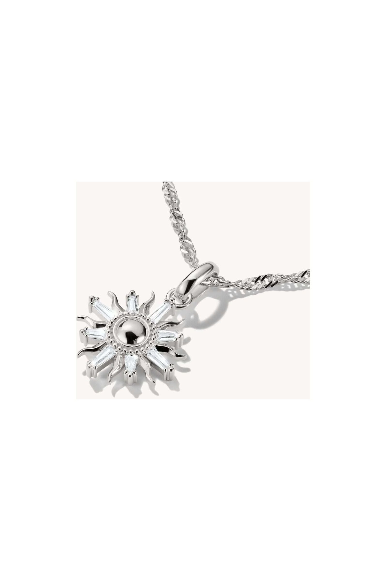 Pendentif soleil en argent 925 avec pierres de zirconium blanc, élégant et brillant.