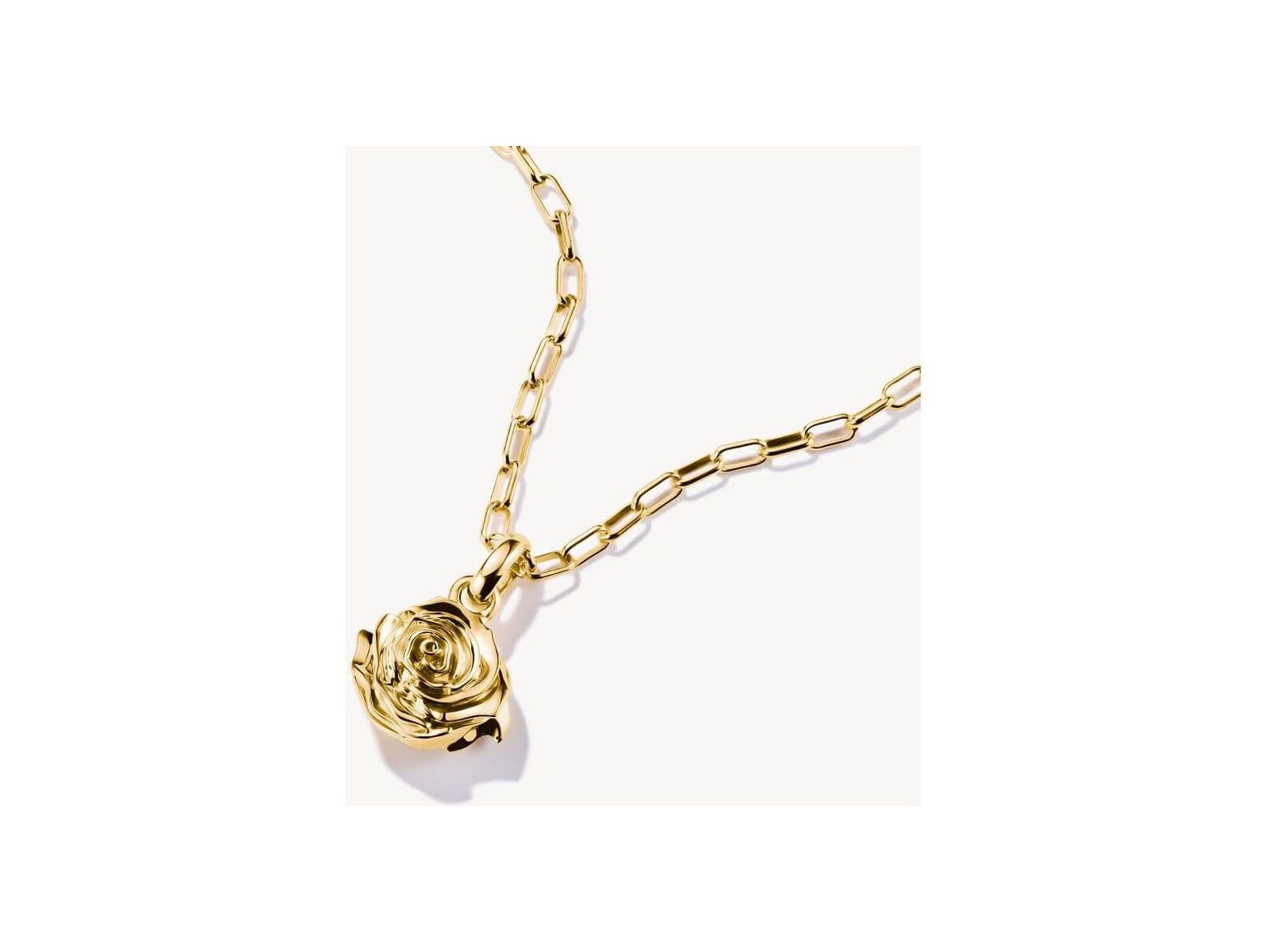 Pendentif charm fleur de rose plaqué or, élégant et réaliste, sur chaîne en or.