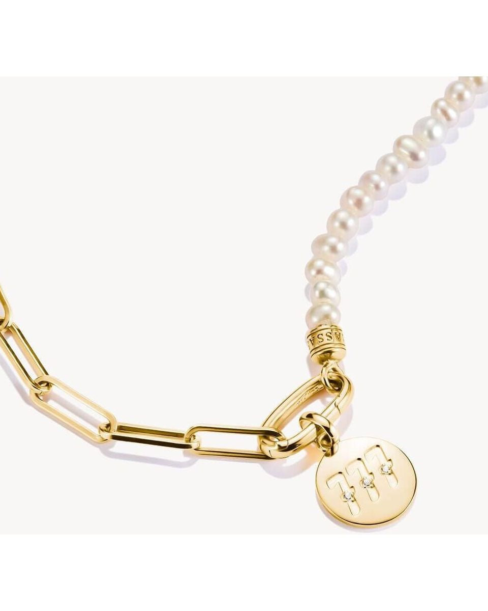 Pendentif charm angélique 777 avec perles blanches et détail en plaqué or 18k, symbolisant chance et spiritualité.