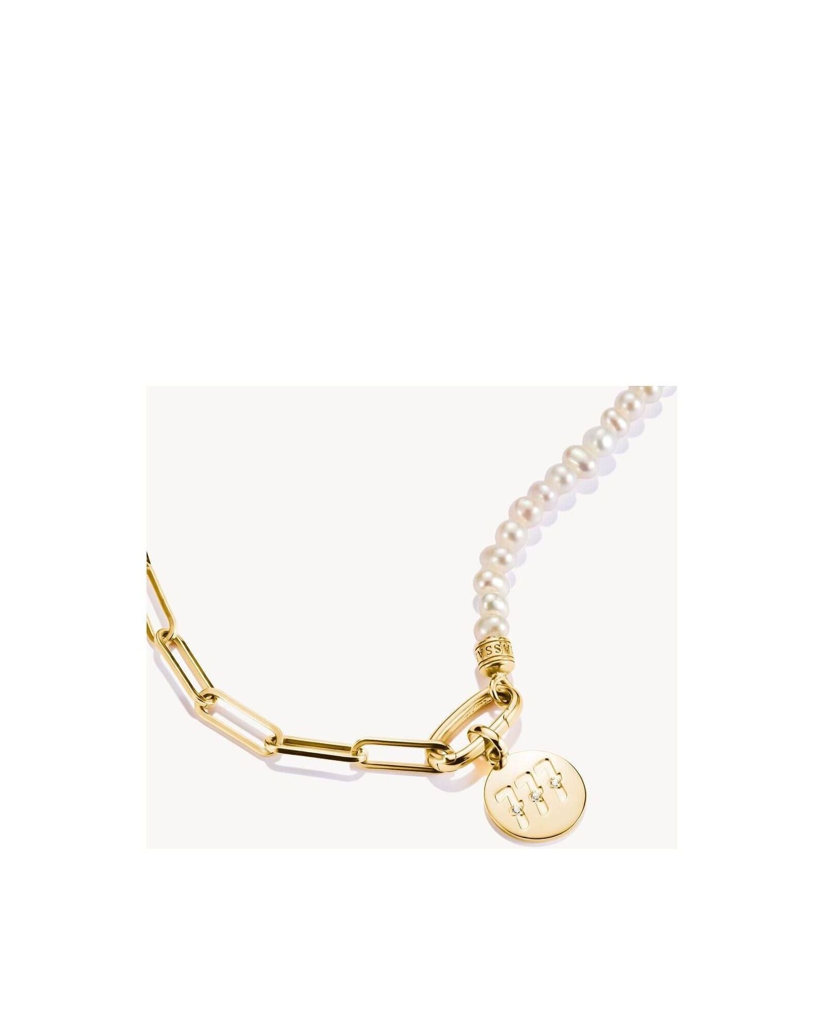 Pendentif charm angélique 777 avec perles blanches et détail en plaqué or 18k, symbolisant chance et spiritualité.