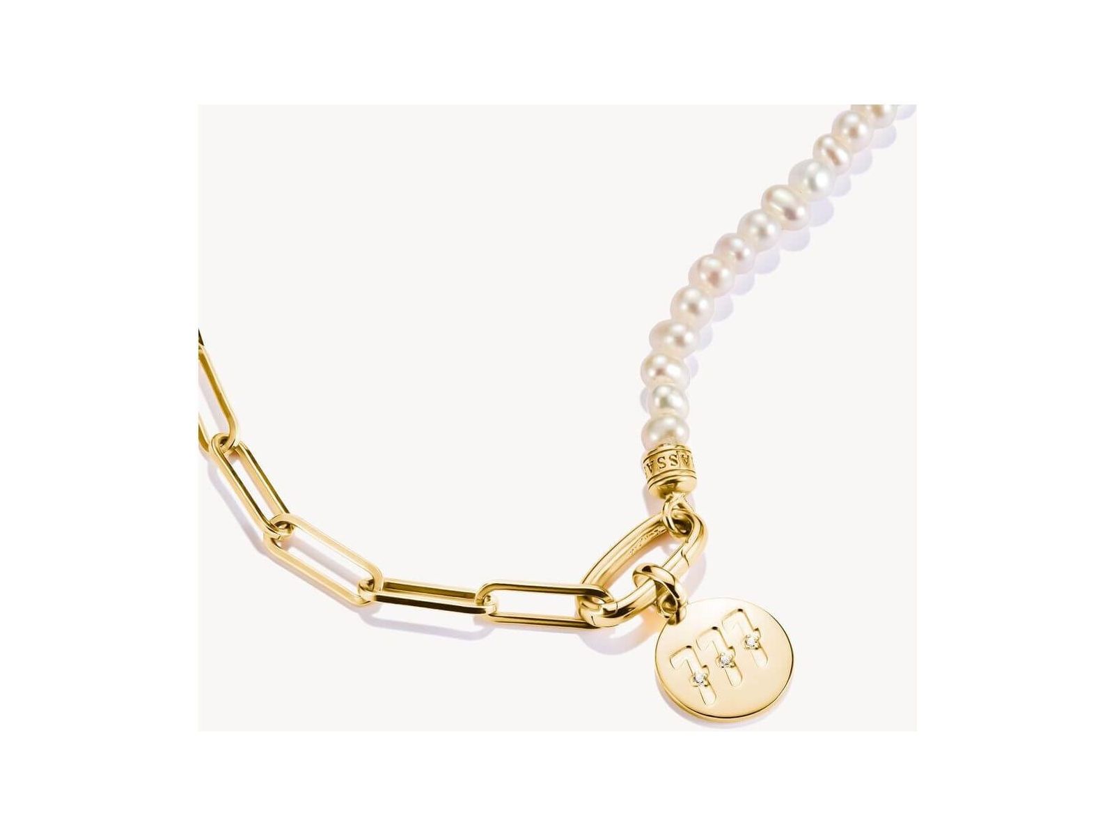 Pendentif charm angélique 777 avec perles blanches et détail en plaqué or 18k, symbolisant chance et spiritualité.