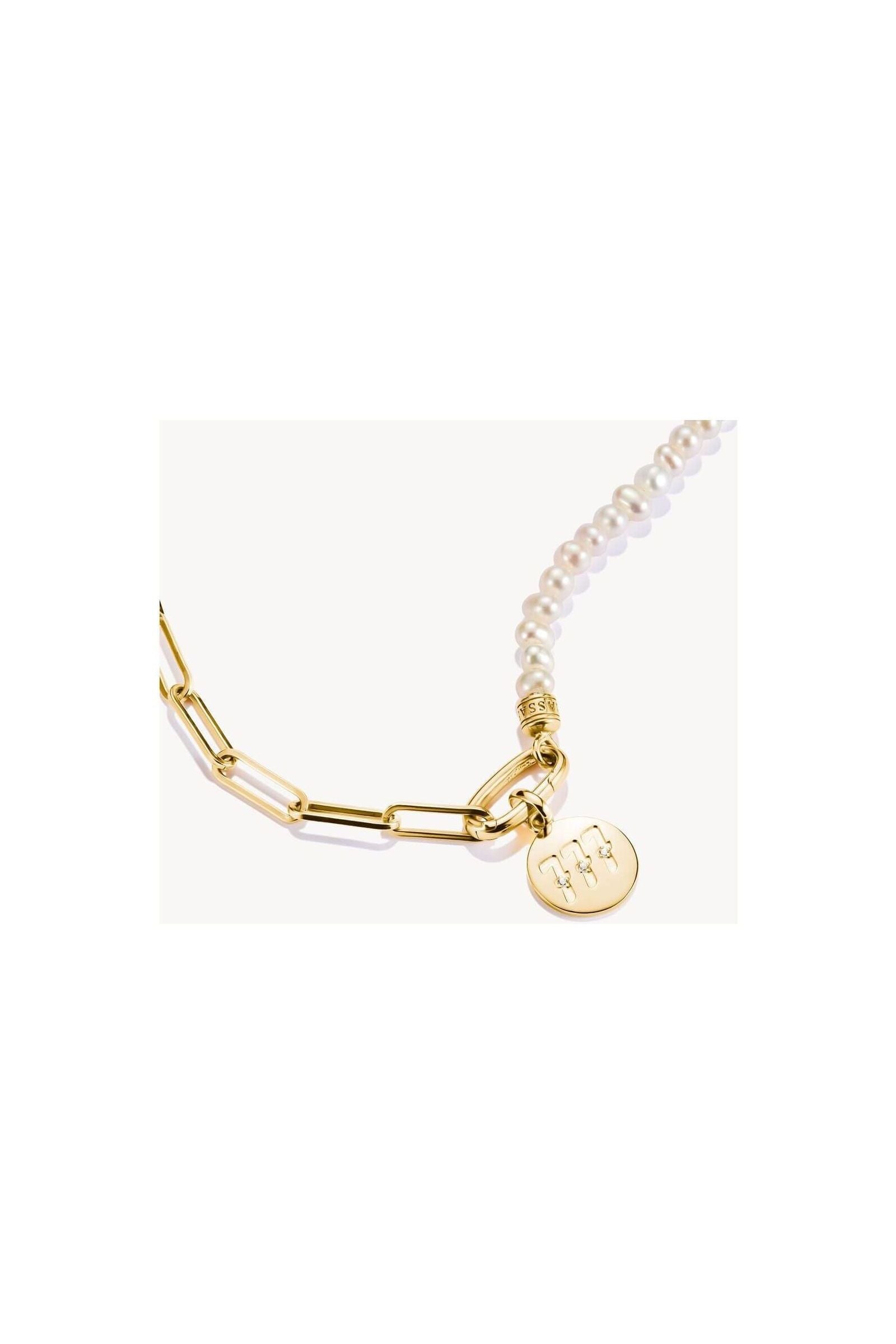 Pendentif charm angélique 777 avec perles blanches et détail en plaqué or 18k, symbolisant chance et spiritualité.