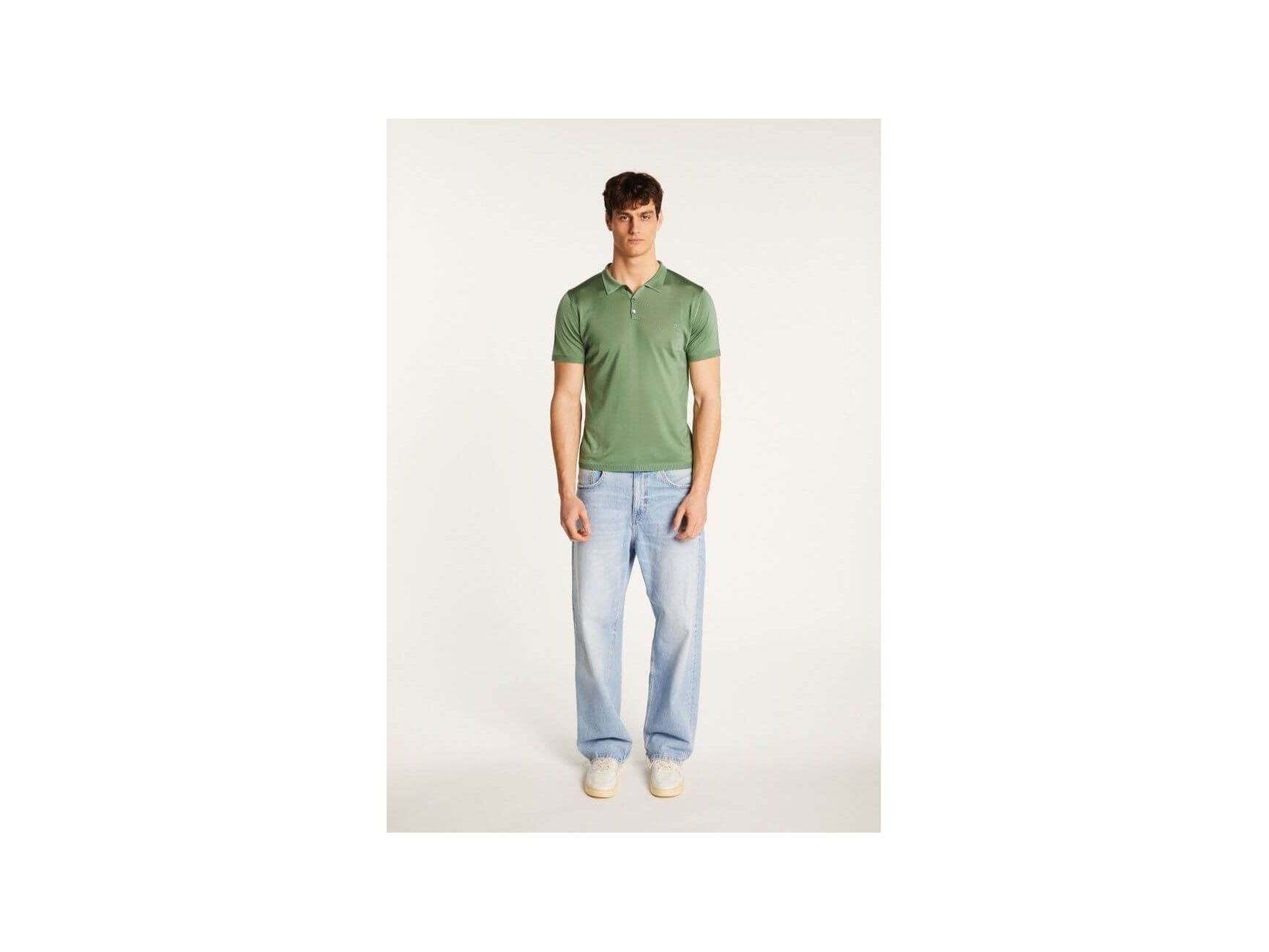 Homme portant un polo fil lumière Babar vert avec jeans clairs, alliant confort et élégance.