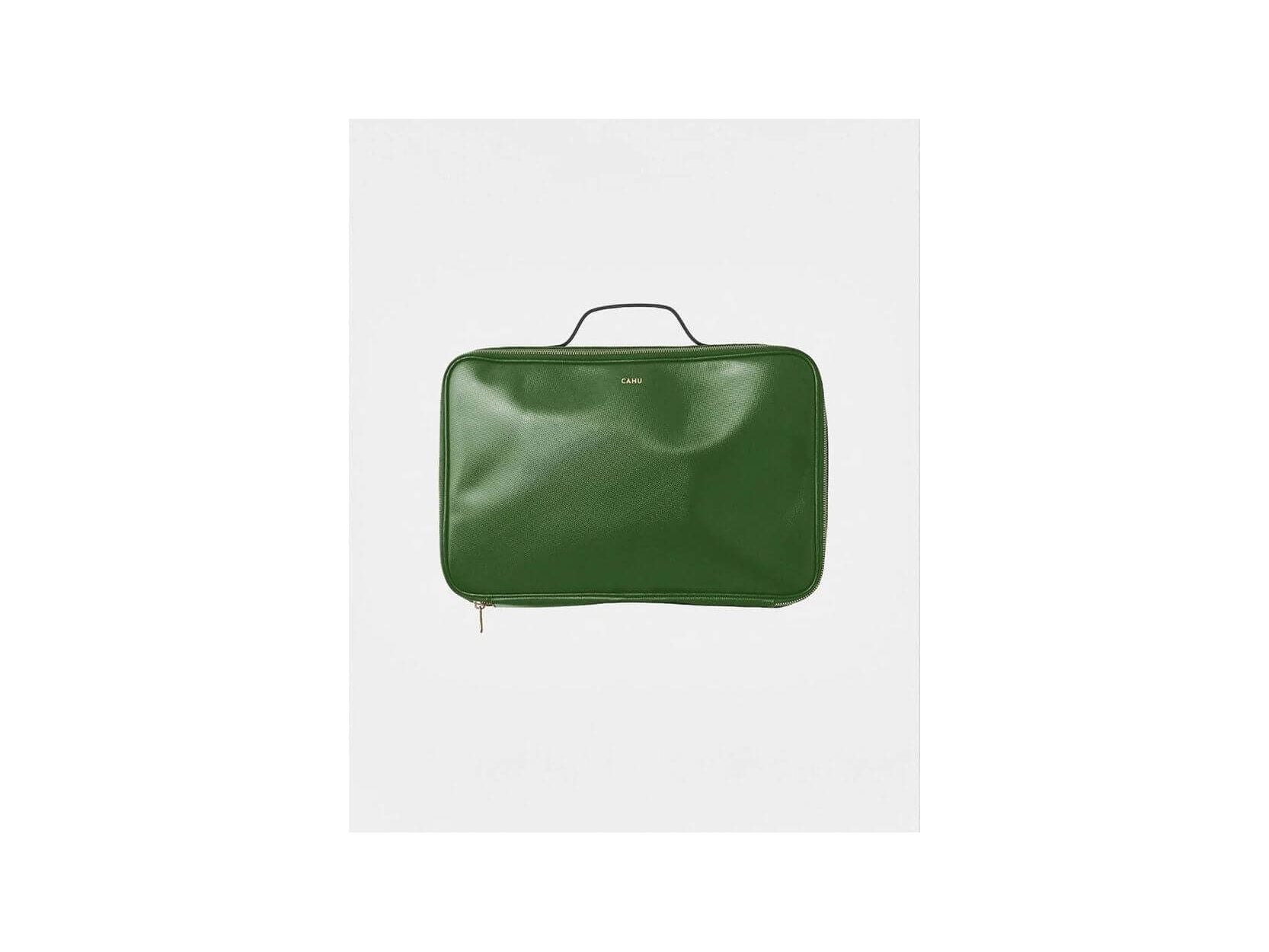 La Maxi Pochette Claude: Green waterproof PVC laptop pouch with gold zipper and minimalist design.