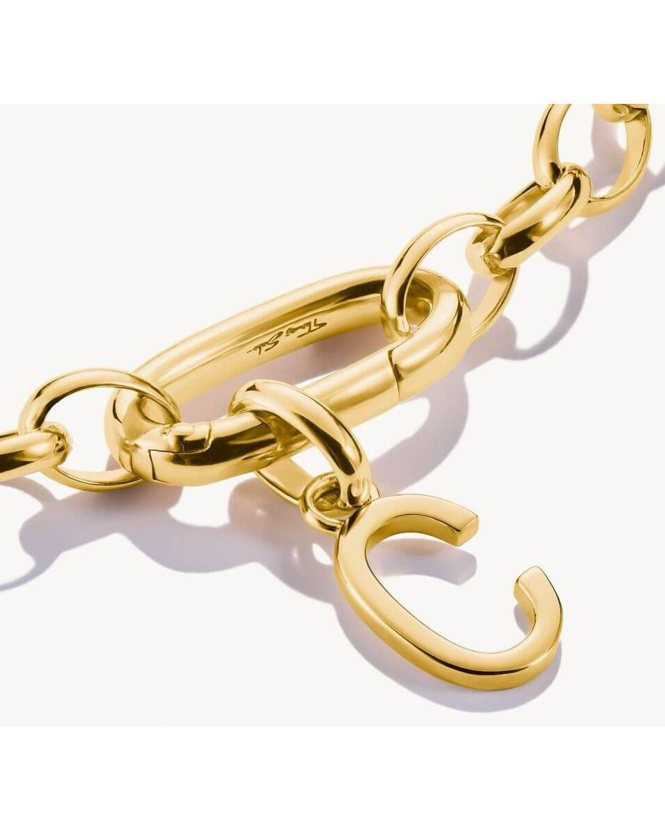 Pendentif charm lettre C en plaqué or sur chaîne, élégant et personnalisé pour un style unique.