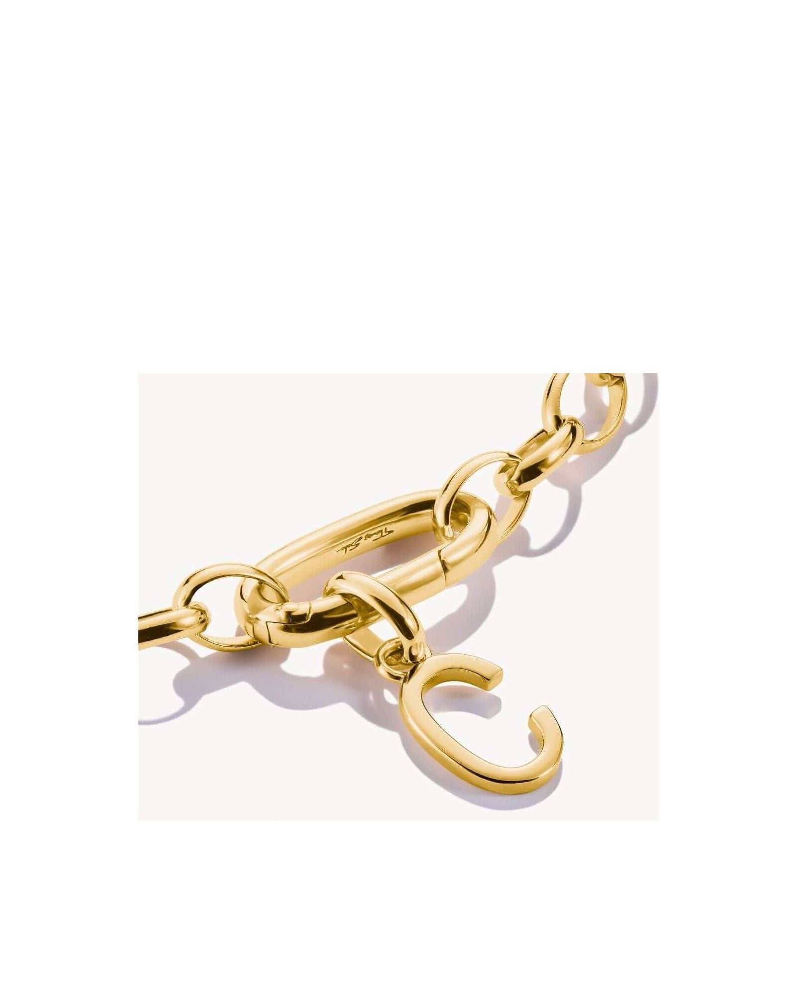Pendentif charm lettre C en plaqué or sur chaîne, élégant et personnalisé pour un style unique.