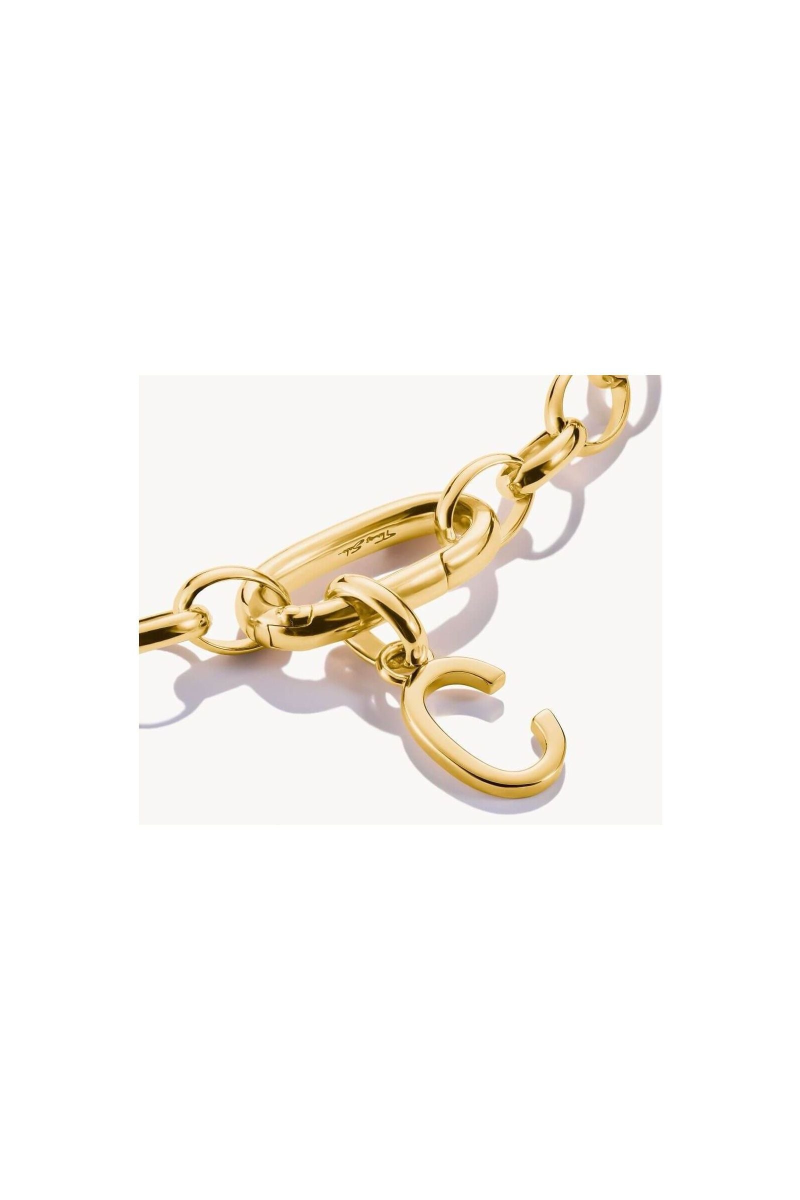 Pendentif charm lettre C en plaqué or sur chaîne, élégant et personnalisé pour un style unique.